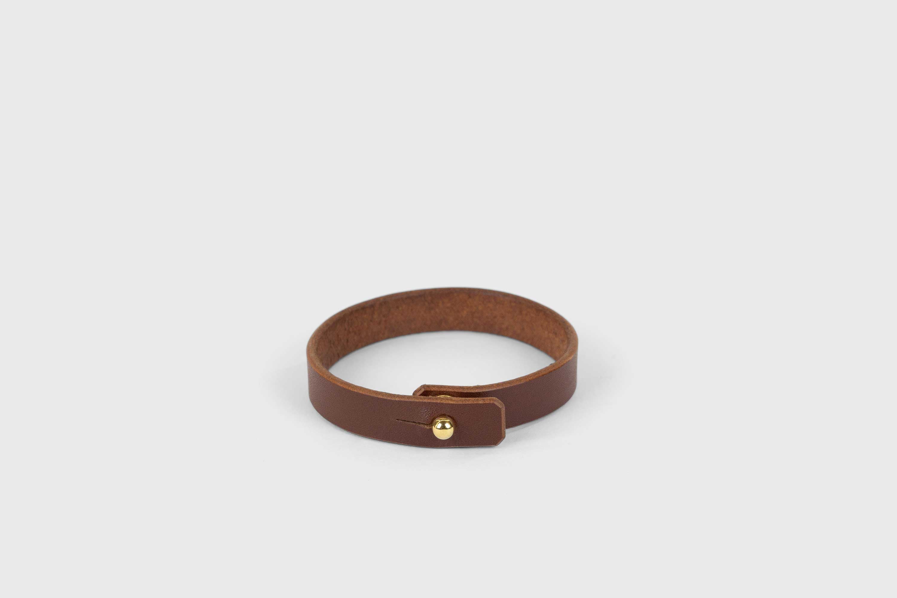 Leather Bracelet Dark Brown Full Grain Leather Vegetable Tanned Premium Gold Handcrafted Minimalistic Design Atelier Madre Manuel Dreesmannn Barcelona