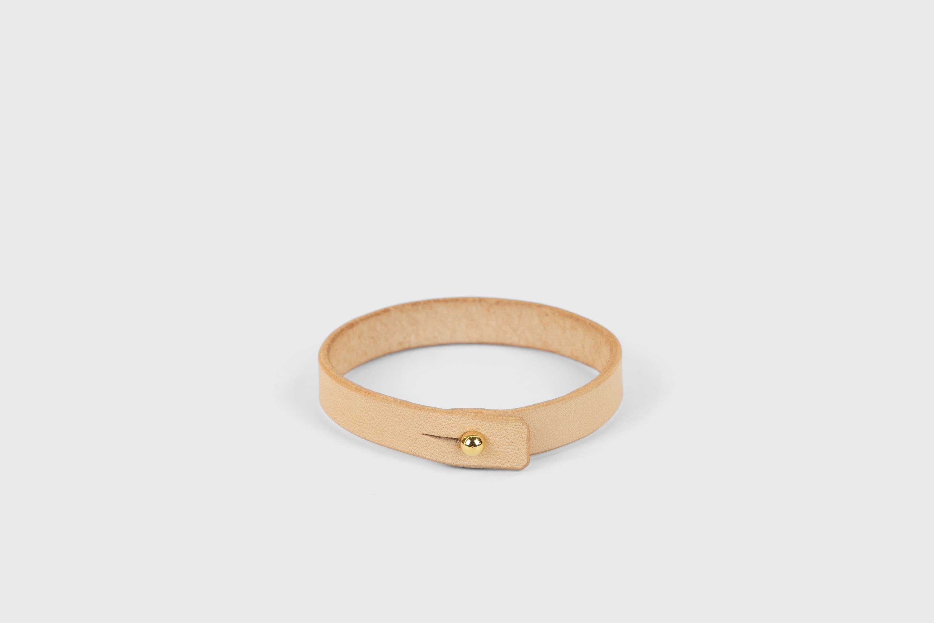 Leather Bracelet Natural Full Grain Leather Vegetable Tanned Premium Gold Handcrafted Minimalistic Design Atelier Madre Manuel Dreesmannn Barcelona