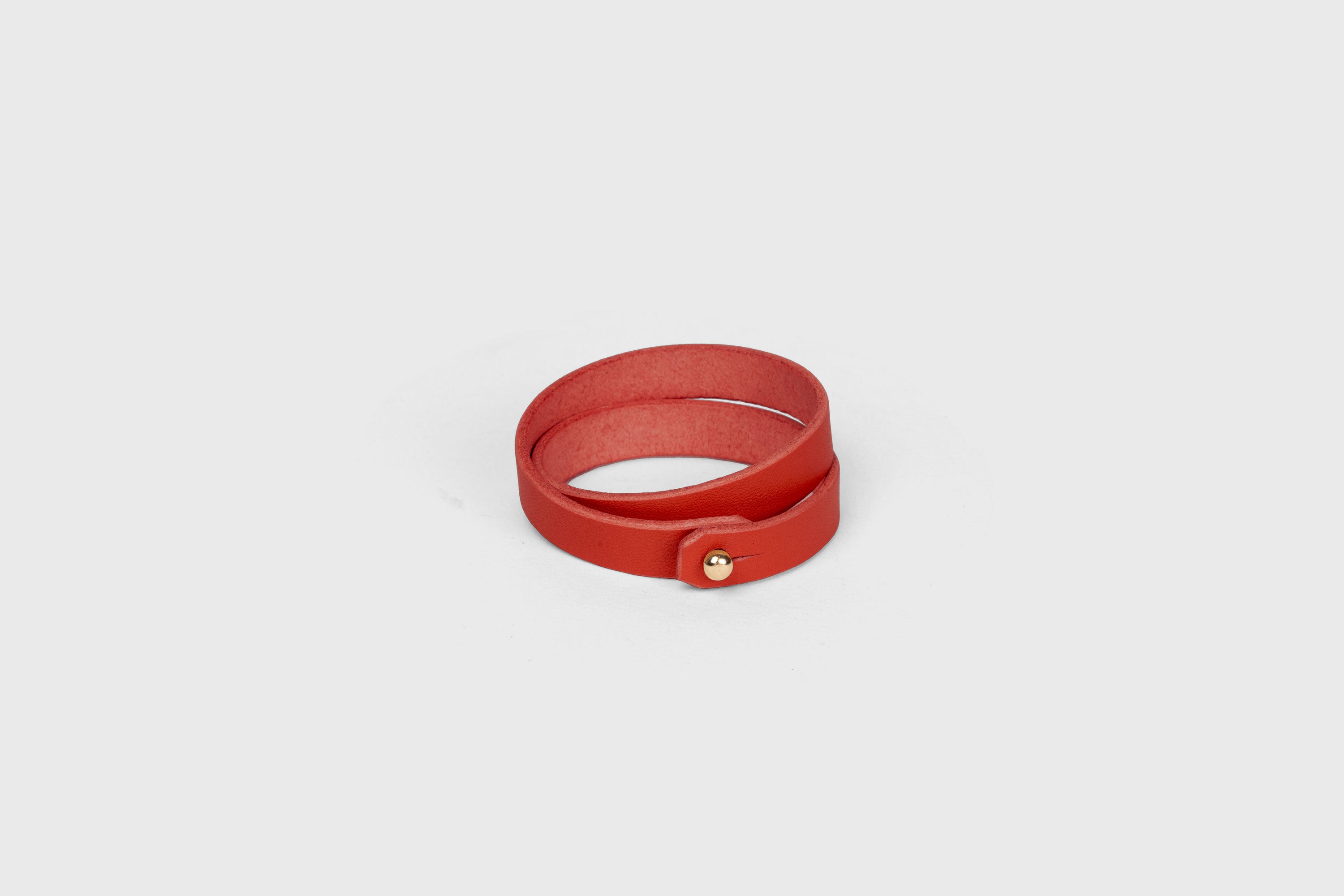 Leather Bracelet Double Red Full Grain Leather Vegetable Tanned Premium Gold Handcrafted Minimalistic Design Atelier Madre Manuel Dreesmann Barcelona
