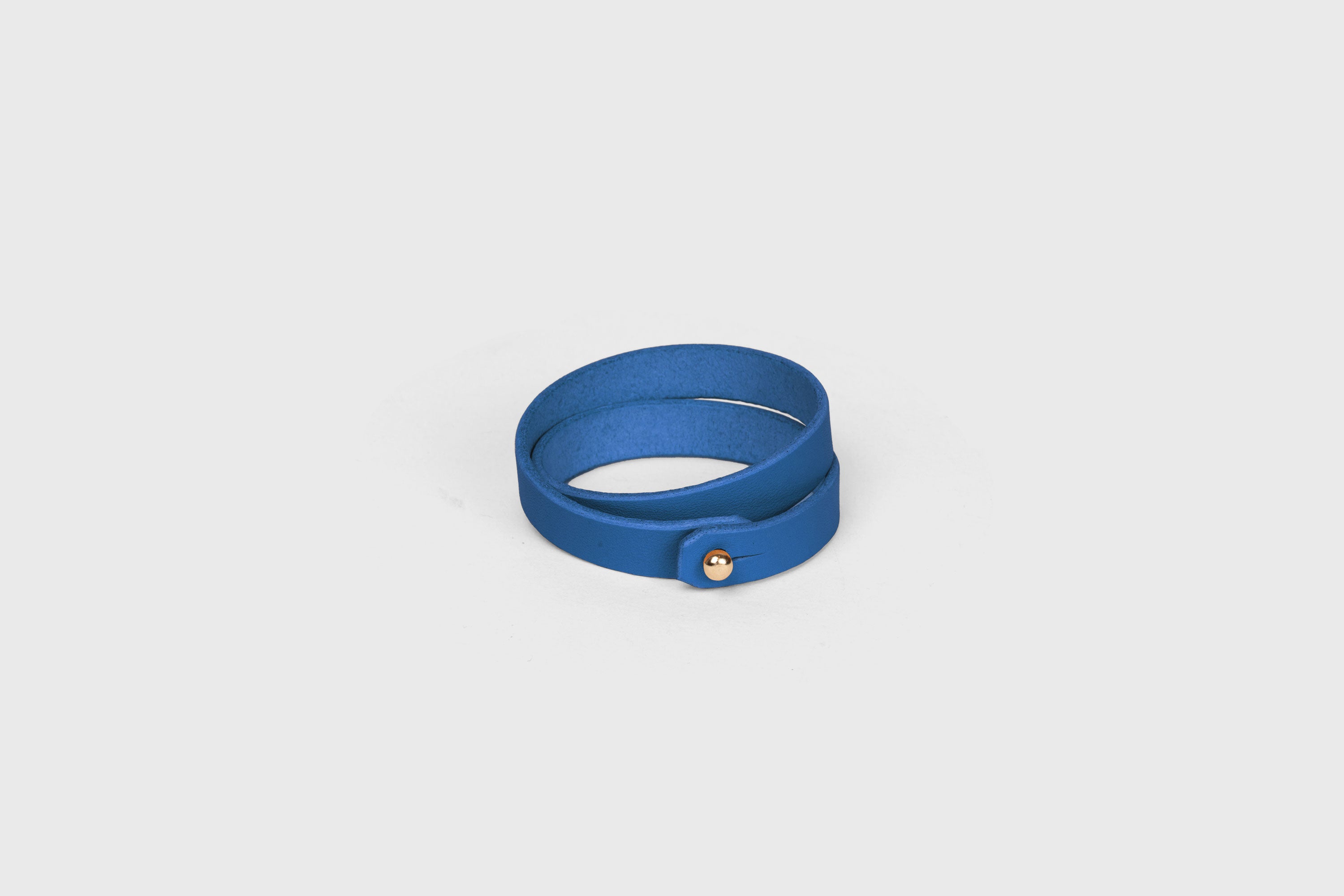 Leather Bracelet Double Royal Blue Full Grain Leather Vegetable Tanned Premium Gold Handcrafted Minimalistic Design Atelier Madre Manuel Dreesmann Barcelona