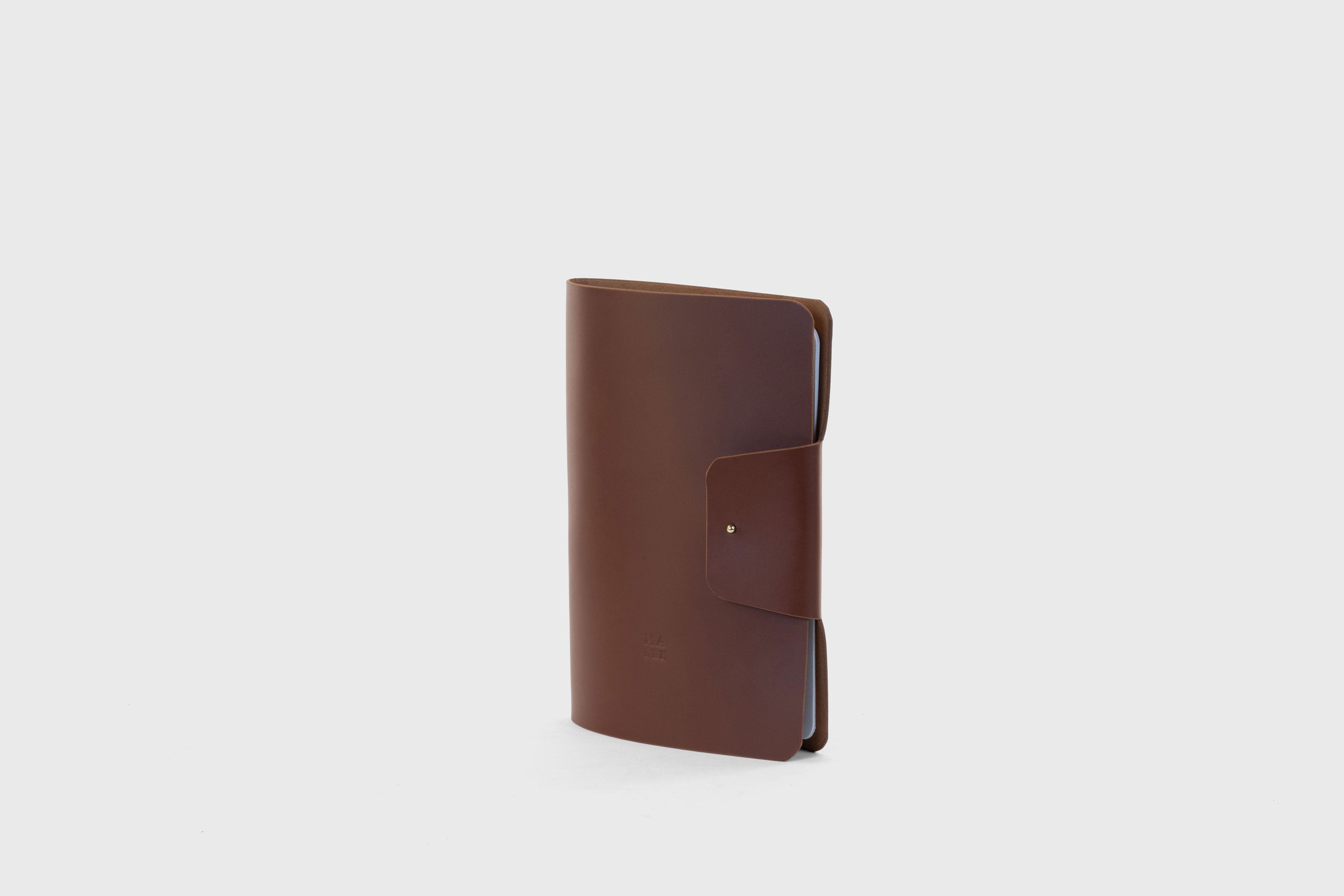 Journal Leather Dark Brown A5 Paper Notebook Sketchbook Refillable Modern Minimalist Designer Luxury Quality Handcrafted Full Grain Vegetable Tanned Atelier Madre Manuel Dreesmann Barcelona Spain