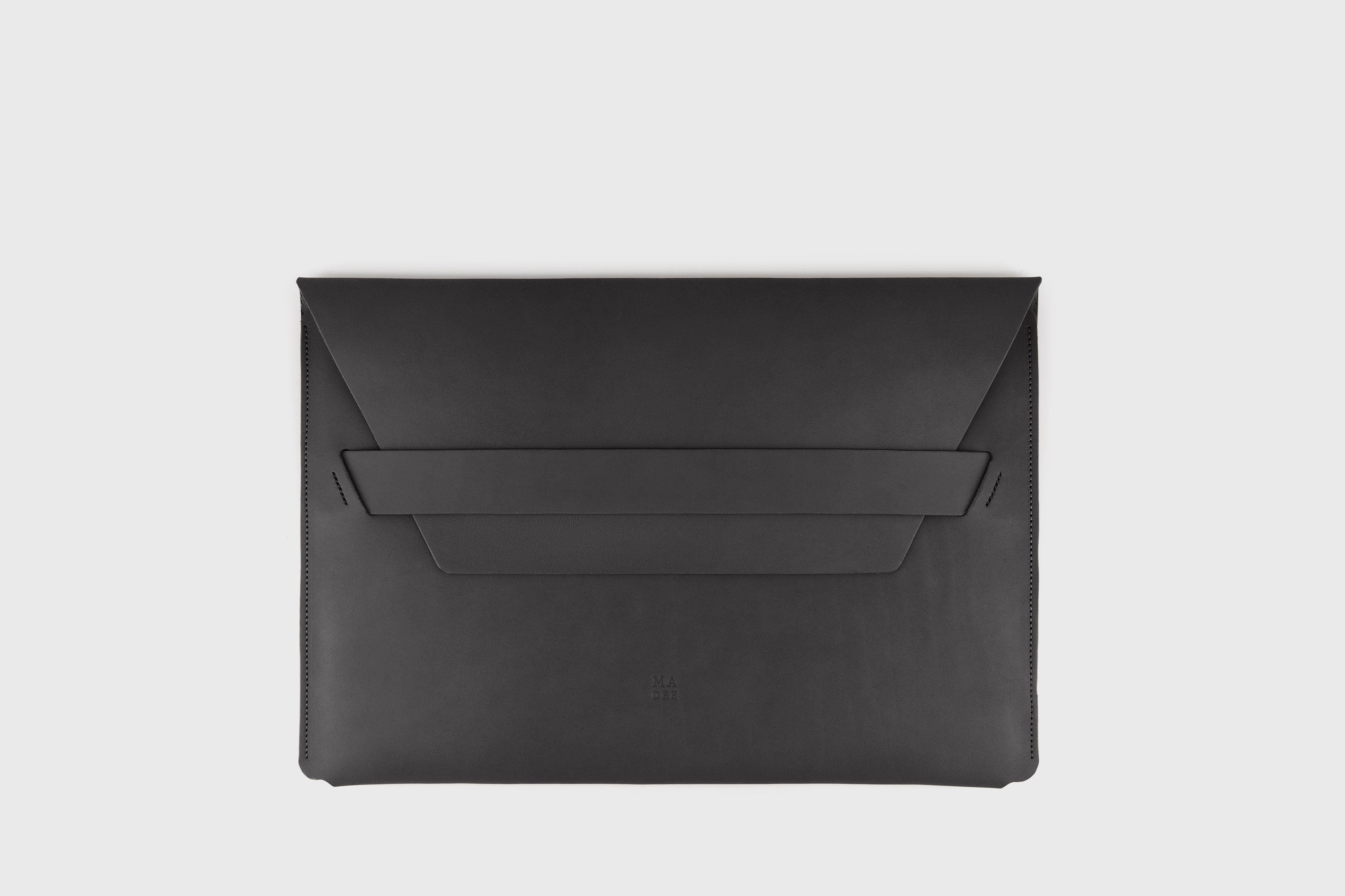 Leather Sleeve For MacBook Pro Air Black  Color Full Grain Vegetable Tanned Leather Modern Minimalist Design Premium Quality Protection Business Sleek Atelier Madre Manuel Dreesmann Barcelona Spain