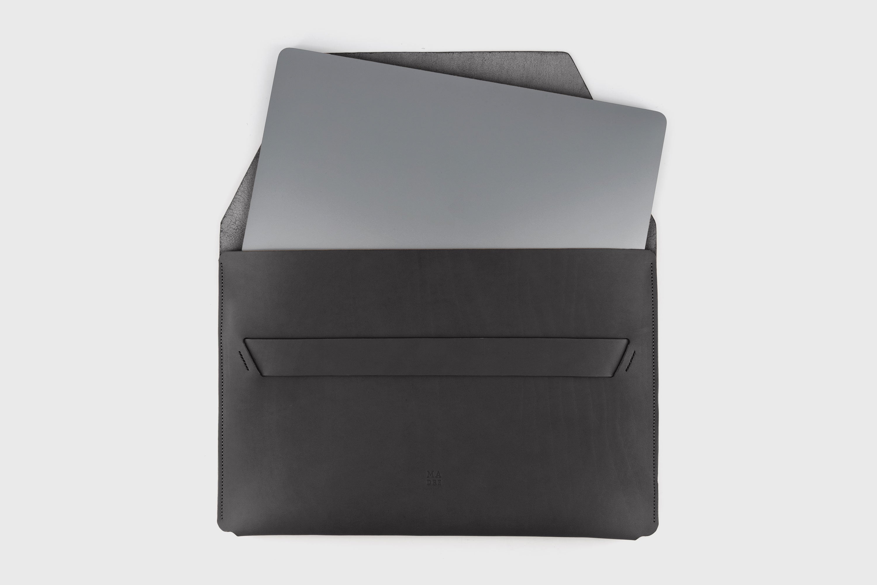 Leather Sleeve For MacBook Pro Air Black  Color Full Grain Vegetable Tanned Leather Modern Minimalist Design Premium Quality Protection Business Sleek Atelier Madre Manuel Dreesmann Barcelona Spain