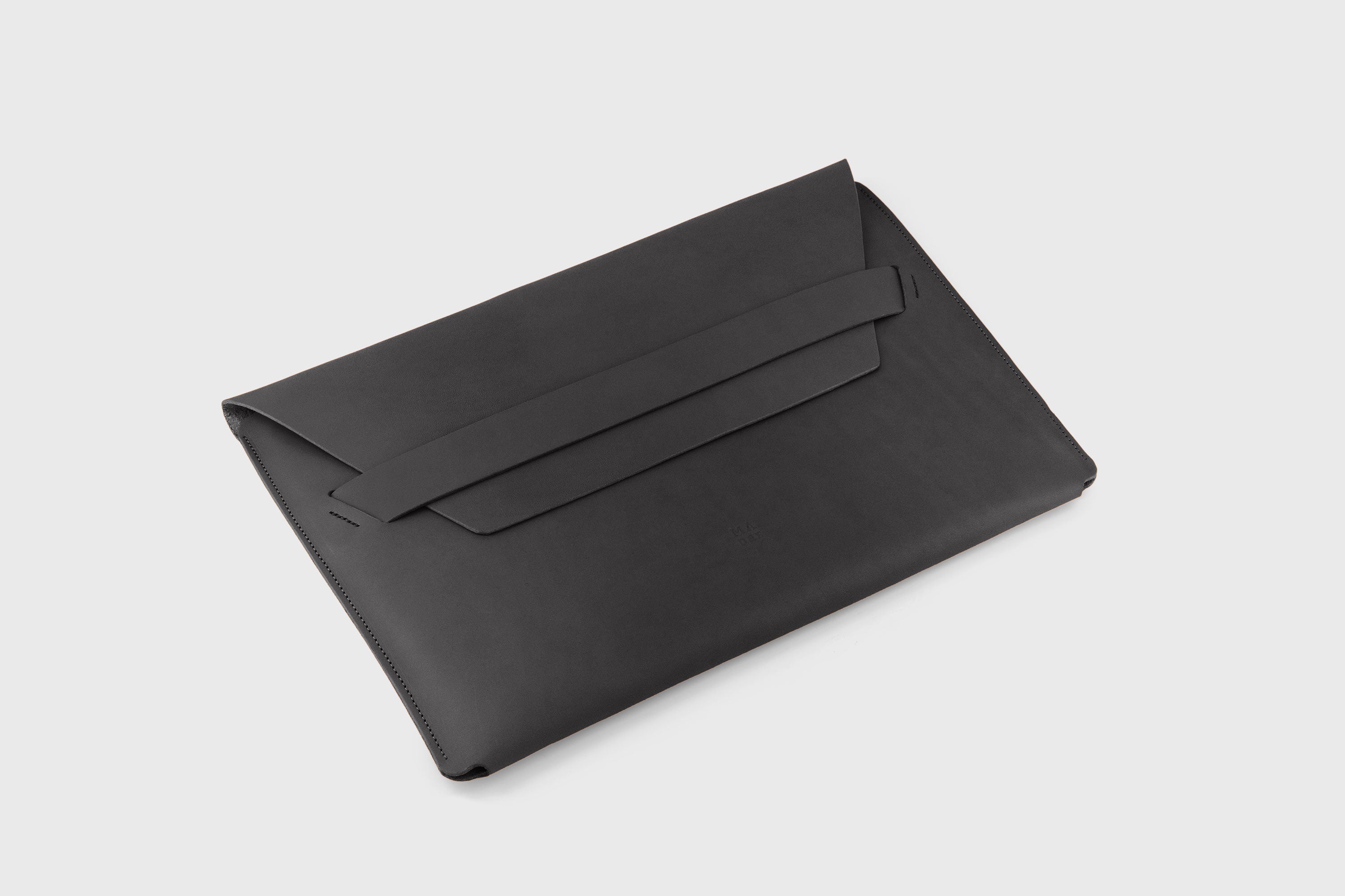 Leather Sleeve For MacBook Pro Air Black  Color Full Grain Vegetable Tanned Leather Modern Minimalist Design Premium Quality Protection Business Sleek Atelier Madre Manuel Dreesmann Barcelona Spain