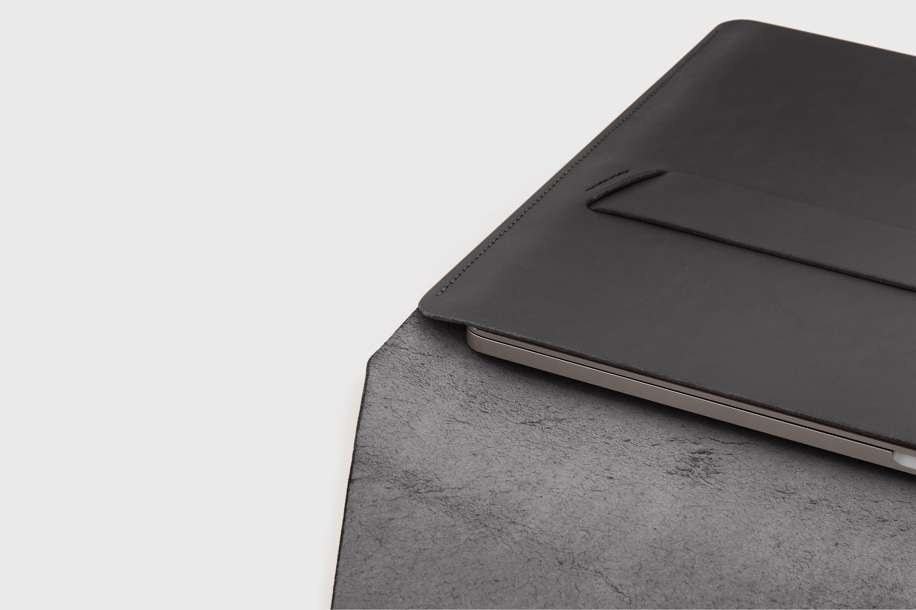 Leather Sleeve For MacBook Pro Air Black  Color Full Grain Vegetable Tanned Leather Modern Minimalist Design Premium Quality Protection Business Sleek Atelier Madre Manuel Dreesmann Barcelona Spain