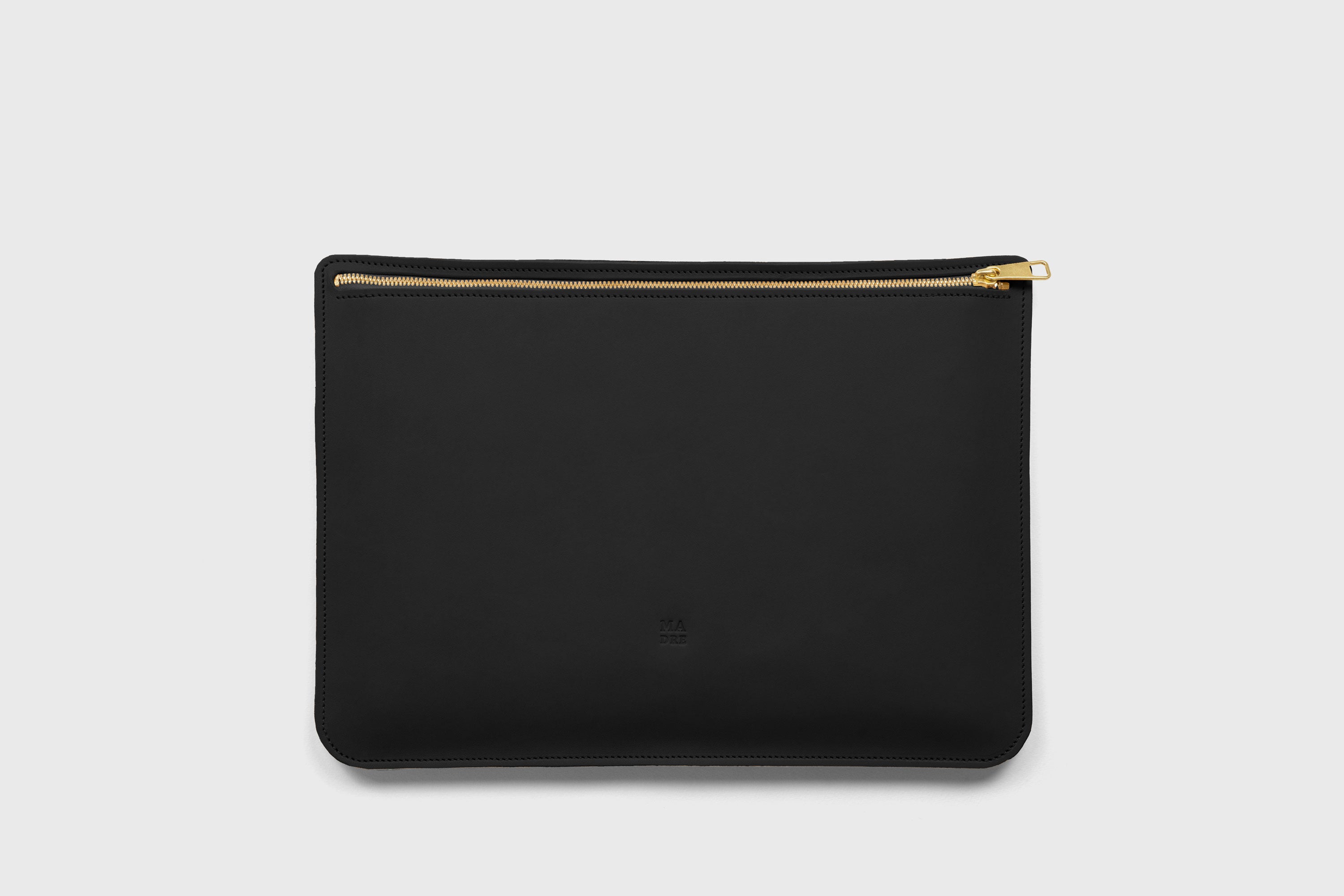Leather Sleeve For MacBook Black Color Zipper Closure Protection Business Modern Minimalist Design Handcrafted High Quality Full Grain Vegetable Tanned Leather Atelier Madre Manuel Dreesmann Barcelona Spain