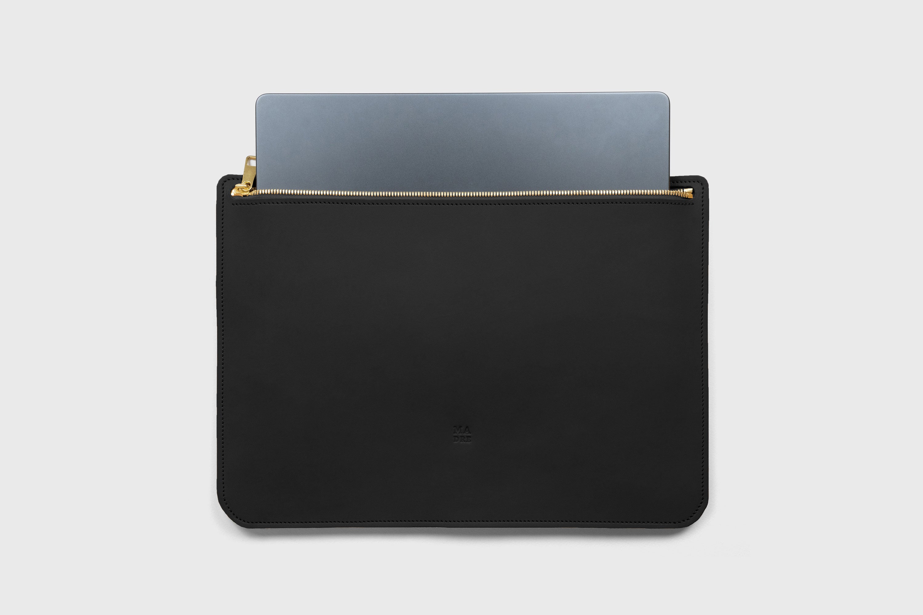 Leather Sleeve For MacBook Black Color Zipper Closure Protection Business Modern Minimalist Design Handcrafted High Quality Full Grain Vegetable Tanned Leather Atelier Madre Manuel Dreesmann Barcelona Spain