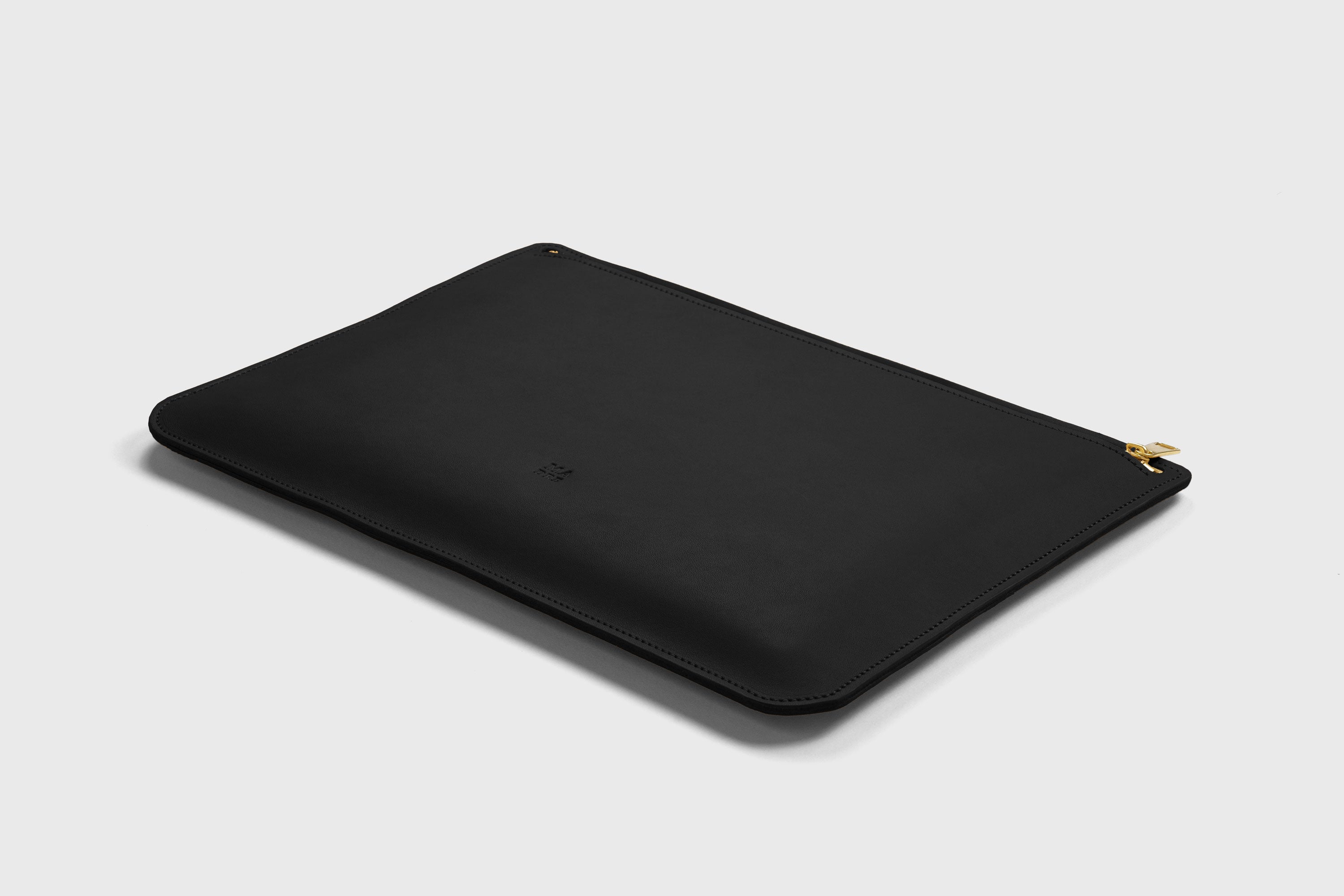 Leather Sleeve For MacBook Black Color Zipper Closure Protection Business Modern Minimalist Design Handcrafted High Quality Full Grain Vegetable Tanned Leather Atelier Madre Manuel Dreesmann Barcelona Spain