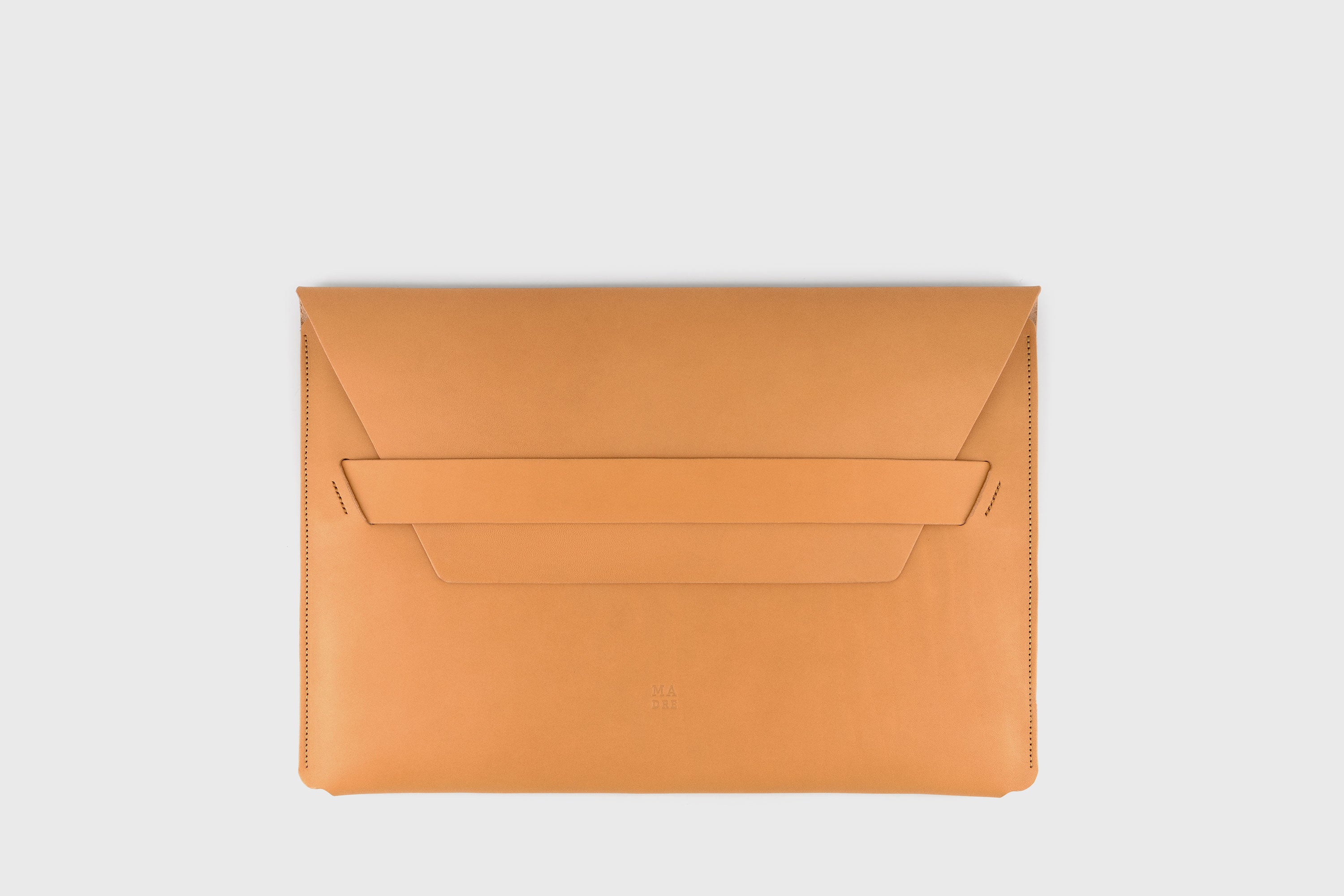 Leather Sleeve For MacBook Pro Air Brown Color Full Grain Vegetable Tanned Leather Modern Minimalist Design Premium Quality Protection Business Sleek Atelier Madre Manuel Dreesmann Barcelona Spain