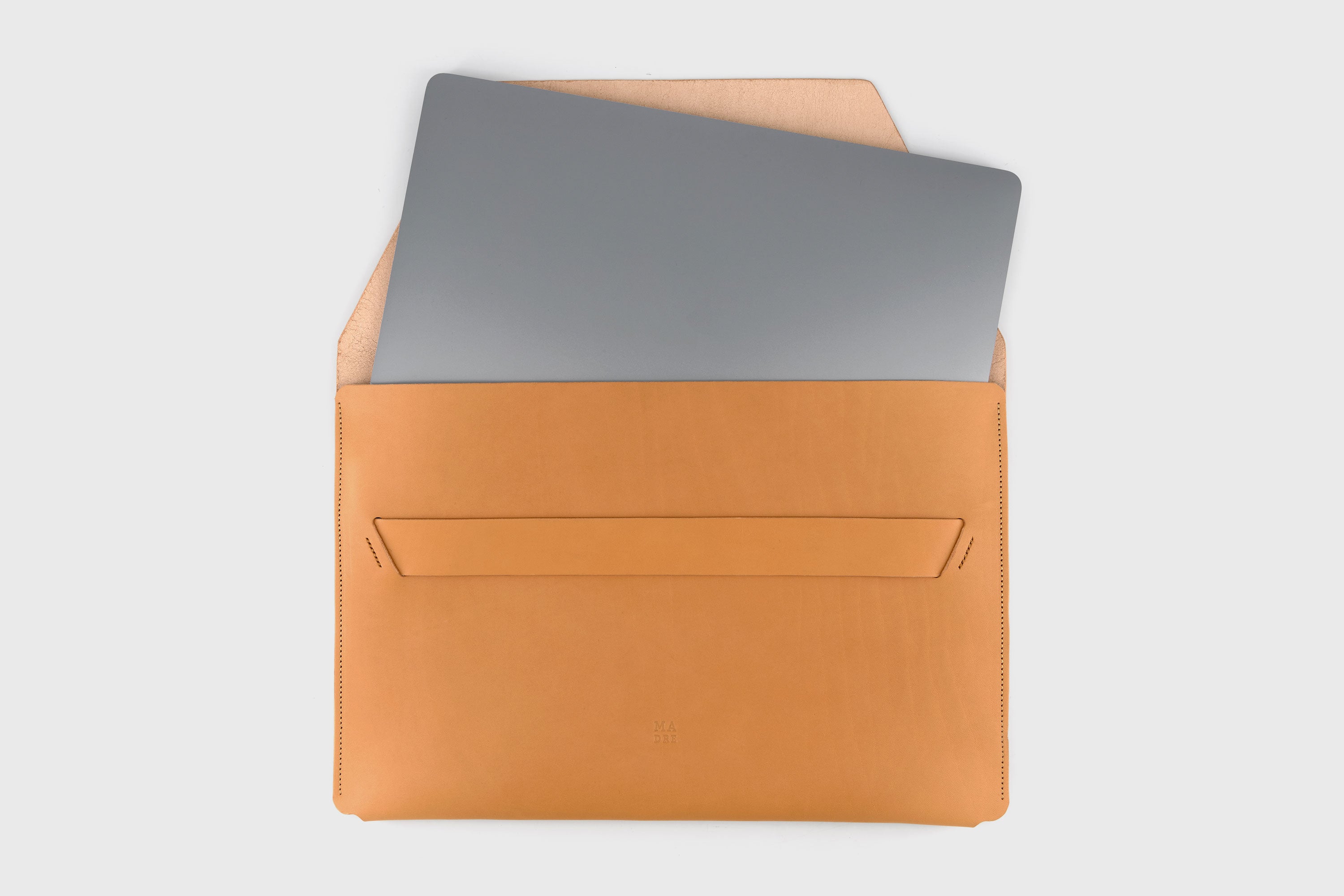 Leather Sleeve For MacBook Pro Air Brown Color Full Grain Vegetable Tanned Leather Modern Minimalist Design Premium Quality Protection Business Sleek Atelier Madre Manuel Dreesmann Barcelona Spain