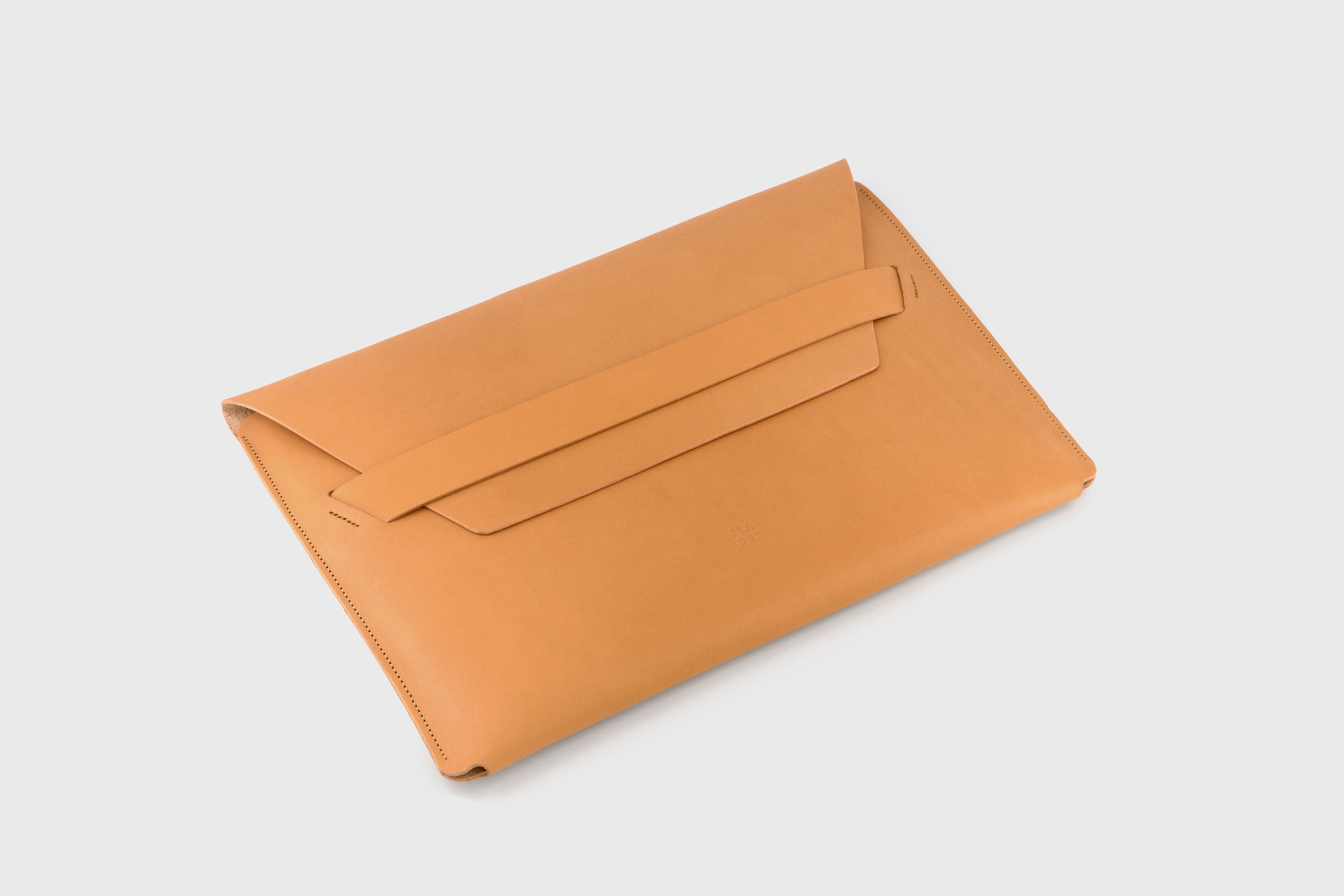 Leather Sleeve For MacBook Pro Air Brown Color Full Grain Vegetable Tanned Leather Modern Minimalist Design Premium Quality Protection Business Sleek Atelier Madre Manuel Dreesmann Barcelona Spain