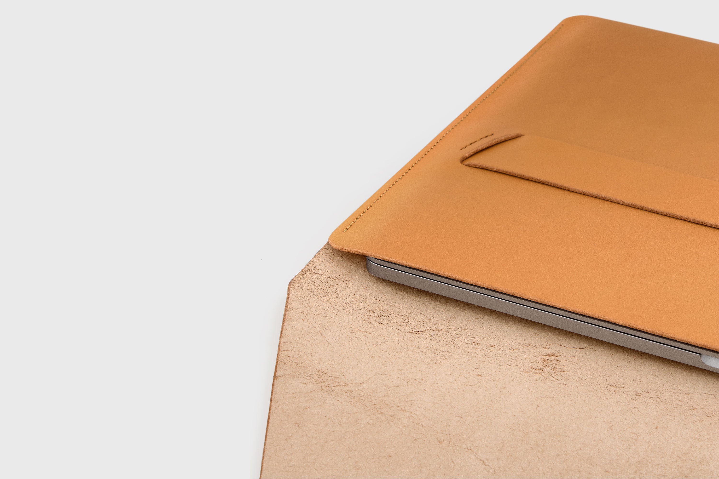 Leather Sleeve For MacBook Pro Air Brown Color Full Grain Vegetable Tanned Leather Modern Minimalist Design Premium Quality Protection Business Sleek Atelier Madre Manuel Dreesmann Barcelona Spain