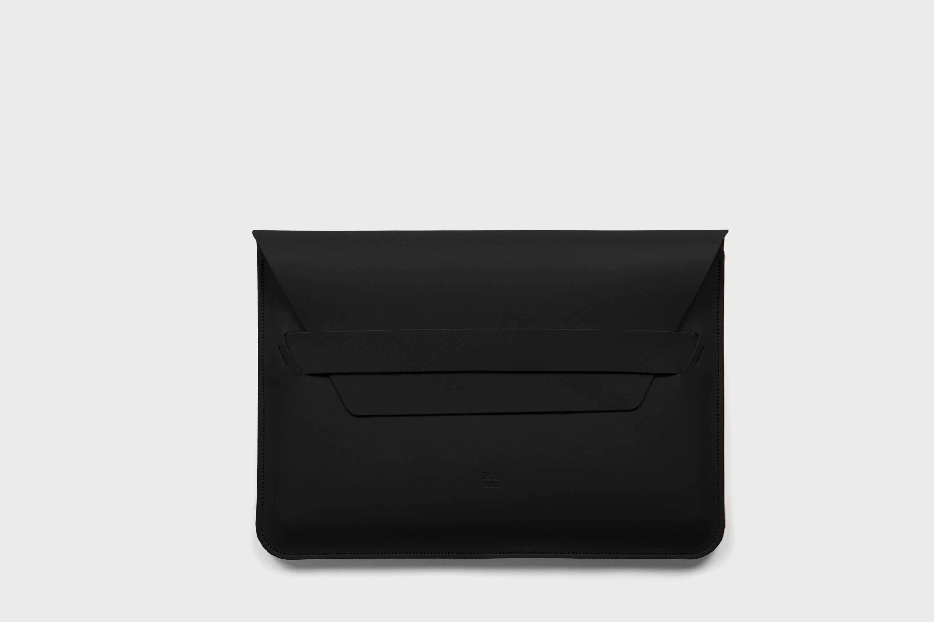 Leather Sleeve for MacBook Black Color Minimalist Modern Sleek Design High Quality Premium Craftsmanship Full Grain Vegetable Tanned Leather Protective Business Case Atelier Madre Manuel Dreesmann Barcelona Spain