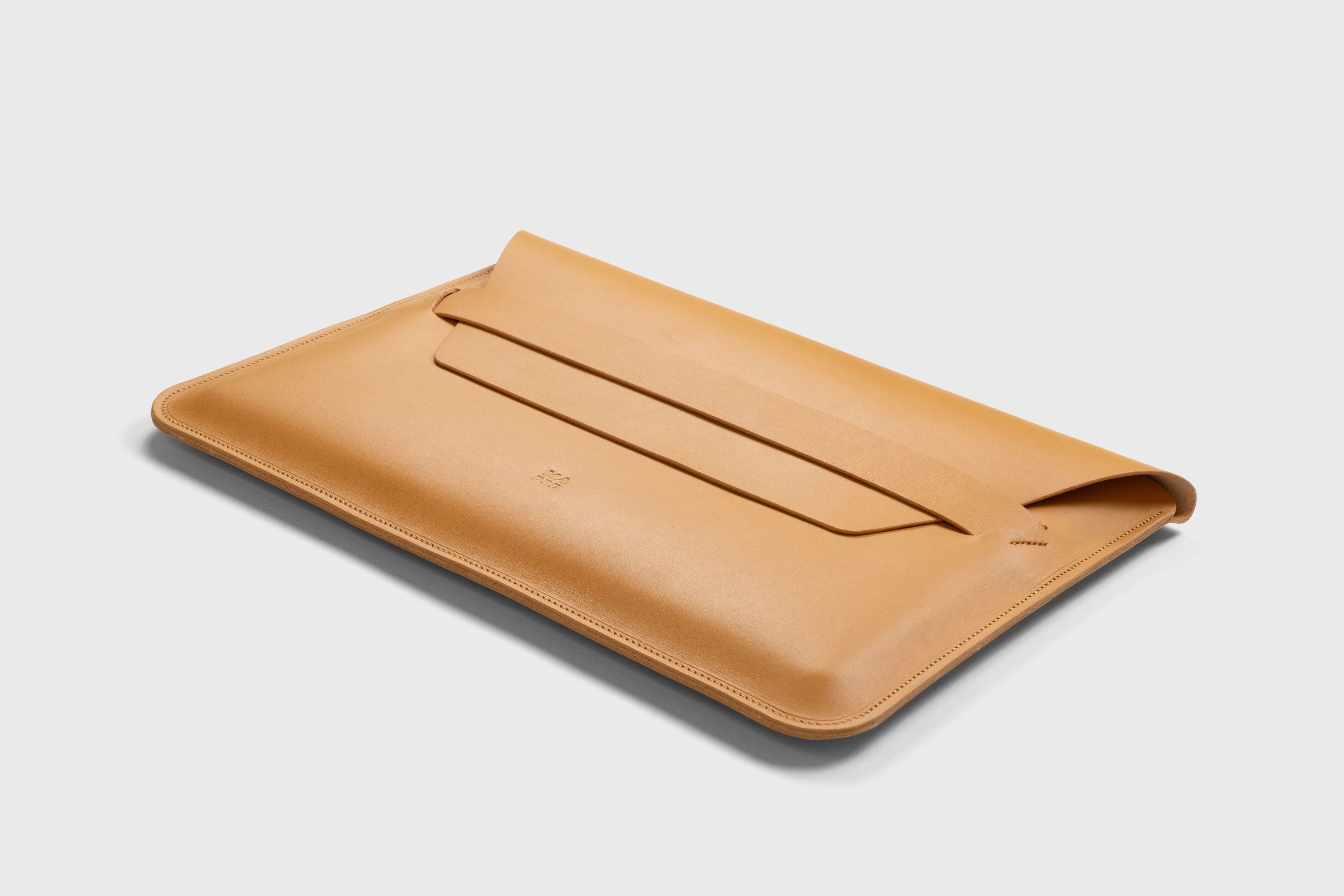 Leather Sleeve for MacBook Brown ColorMinimalist Modern Sleek Design High Quality Premium Craftsmanship Full Grain Vegetable Tanned Leather Protective Business Case Atelier Madre Manuel Dreesmann Barcelona Spain
