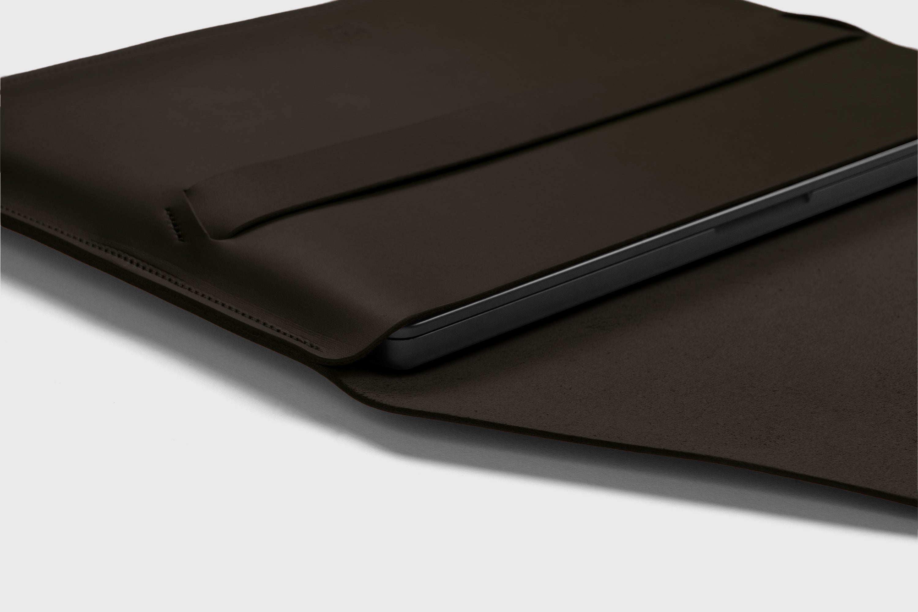 Leather Sleeve for MacBook Olive Green Color Minimalist Modern Sleek Design High Quality Premium Craftsmanship Full Grain Vegetable Tanned Leather Protective Business Case Atelier Madre Manuel Dreesmann Barcelona Spain