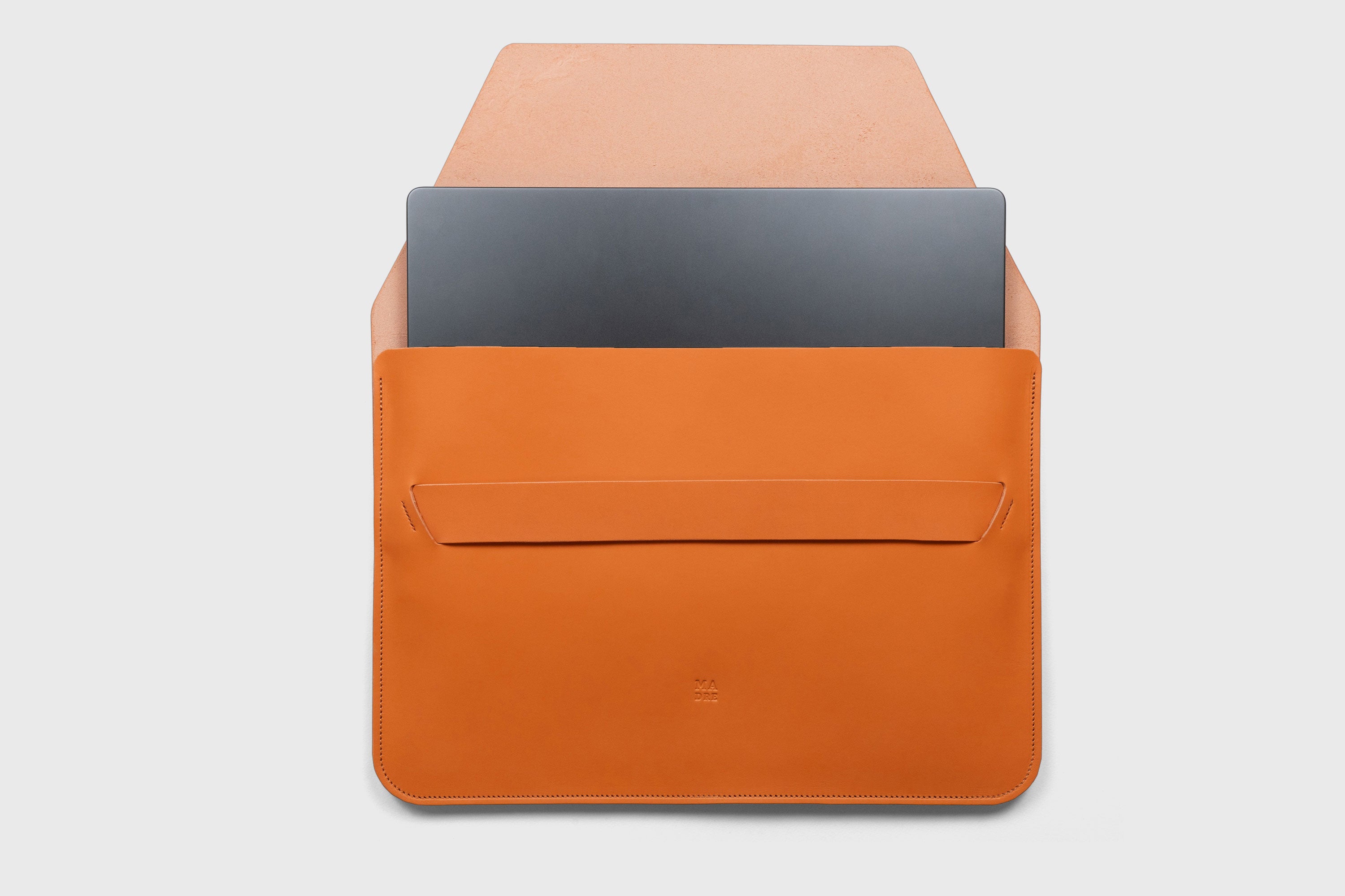 Leather Sleeve for MacBook Orange Color Minimalist Modern Sleek Design High Quality Premium Craftsmanship Full Grain Vegetable Tanned Leather Protective Business Case Atelier Madre Manuel Dreesmann Barcelona Spain