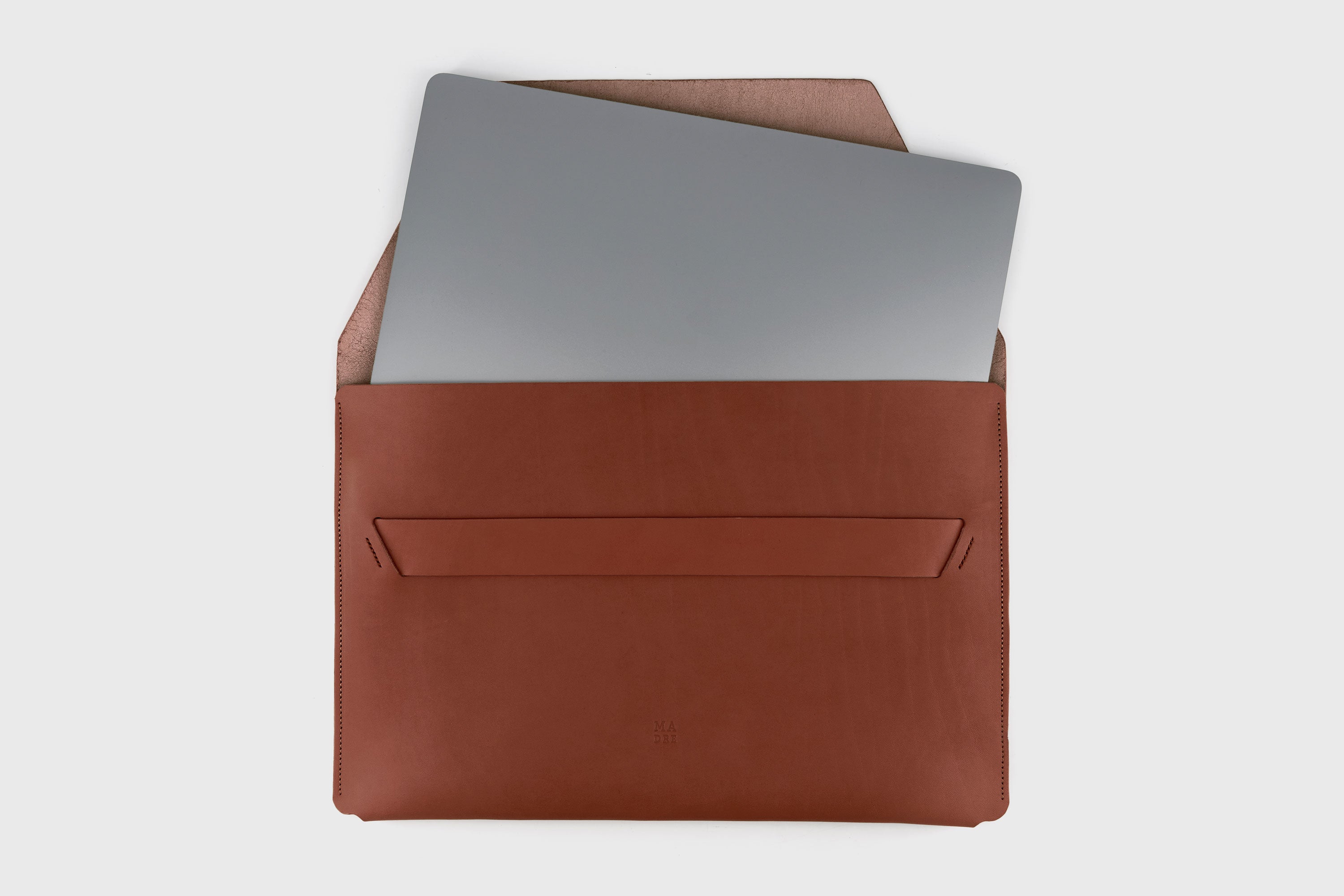 Leather Sleeve For MacBook Pro Air Dark Brown  Color Full Grain Vegetable Tanned Leather Modern Minimalist Design Premium Quality Protection Business Sleek Atelier Madre Manuel Dreesmann Barcelona Spain