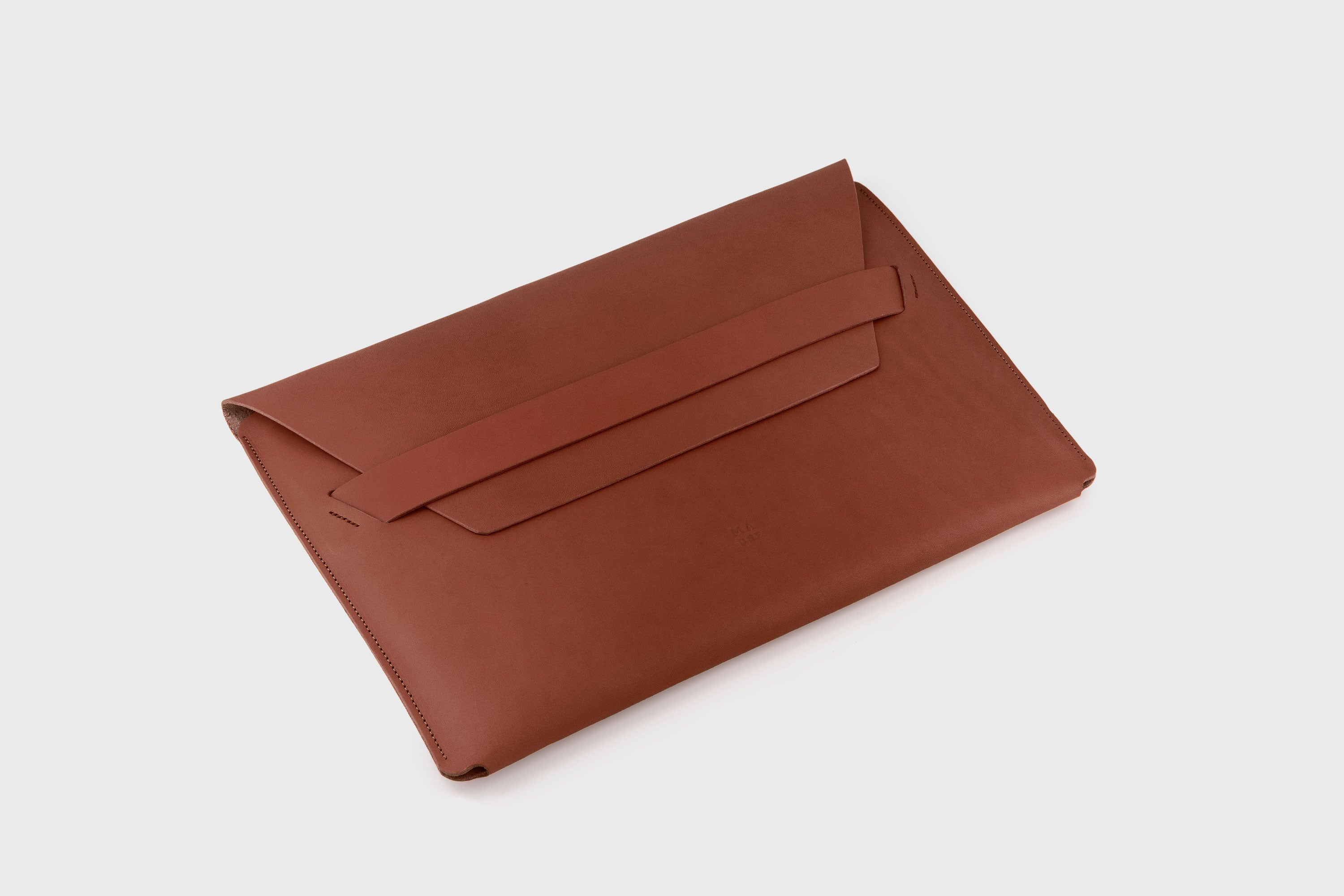 Leather Sleeve For MacBook Pro Air Dark Brown  Color Full Grain Vegetable Tanned Leather Modern Minimalist Design Premium Quality Protection Business Sleek Atelier Madre Manuel Dreesmann Barcelona Spain