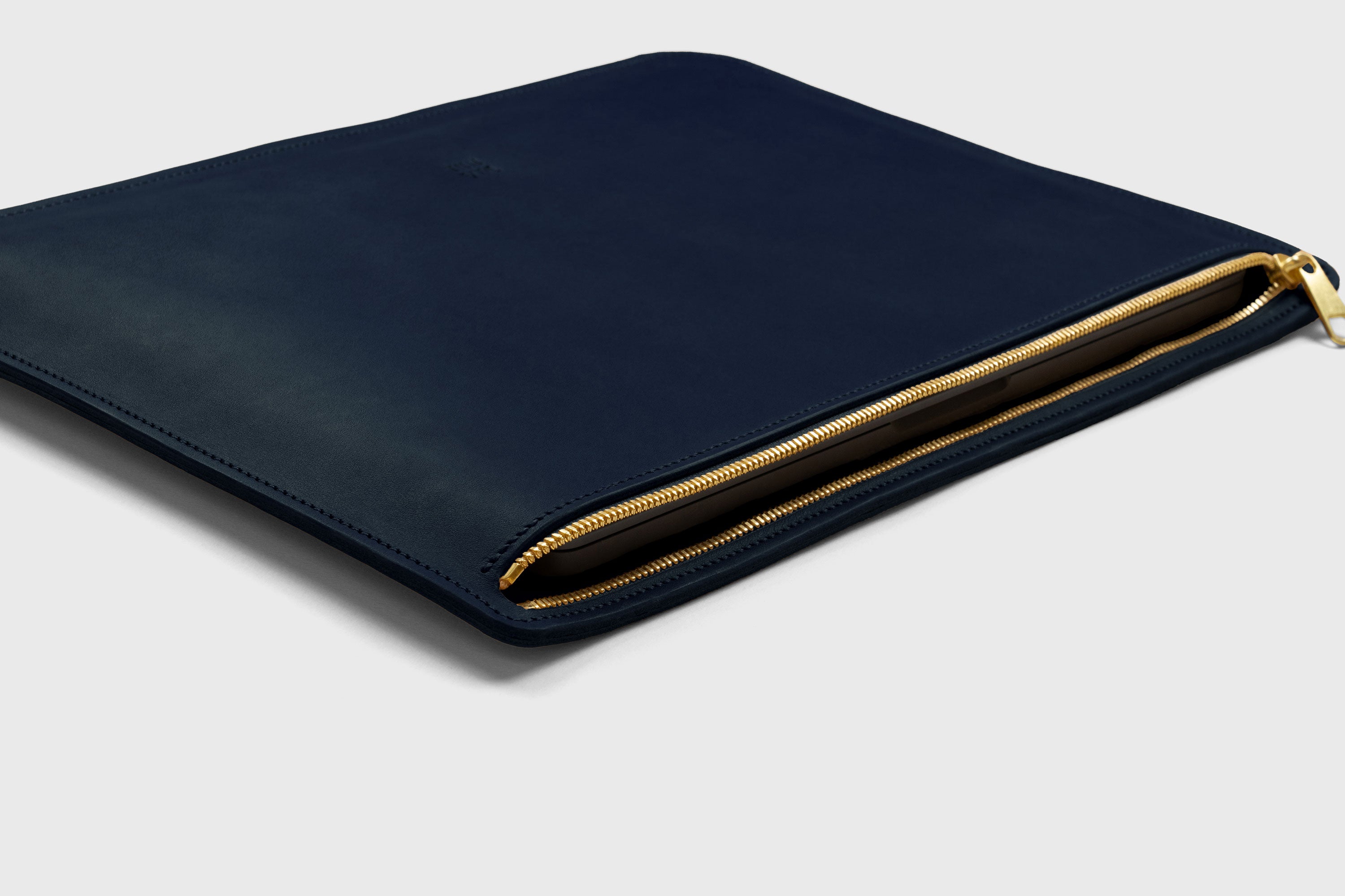 Leather Sleeve For MacBook Marine Blue Color Zipper Closure Protection Business Modern Minimalist Design Handcrafted High Quality Full Grain Vegetable Tanned Leather Atelier Madre Manuel Dreesmann Barcelona Spain