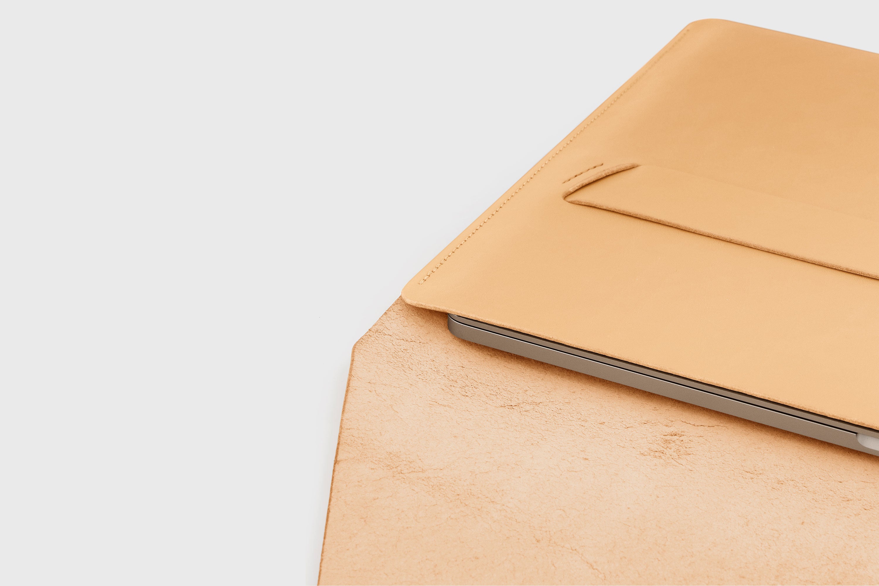 Leather Sleeve For MacBook Pro Air Natural  Color Full Grain Vegetable Tanned Leather Modern Minimalist Design Premium Quality Protection Business Sleek Atelier Madre Manuel Dreesmann Barcelona Spain