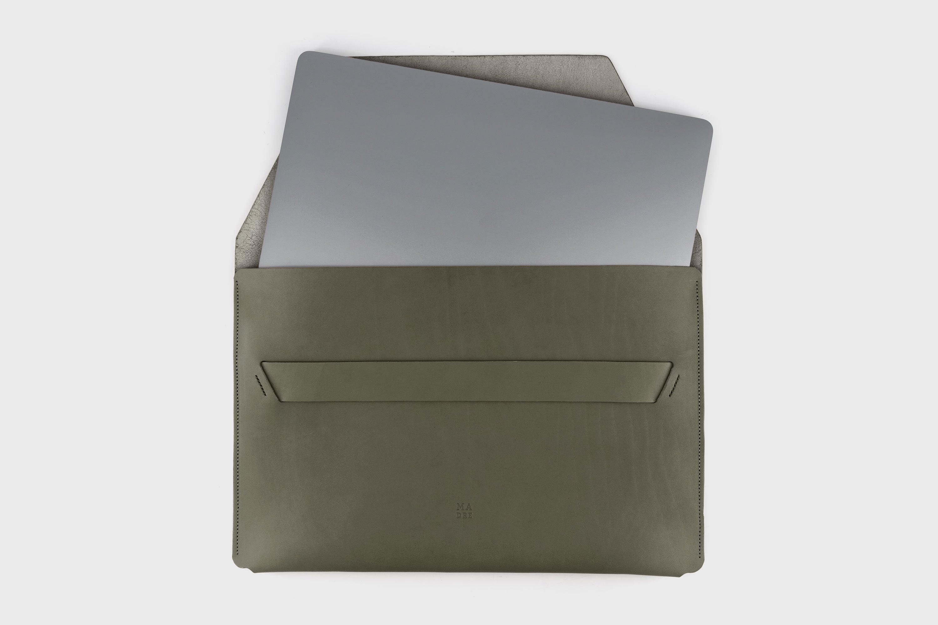 Leather Sleeve For MacBook Pro Air Olive Green Color Full Grain Vegetable Tanned Leather Modern Minimalist Design Premium Quality Protection Business Sleek Atelier Madre Manuel Dreesmann Barcelona Spain