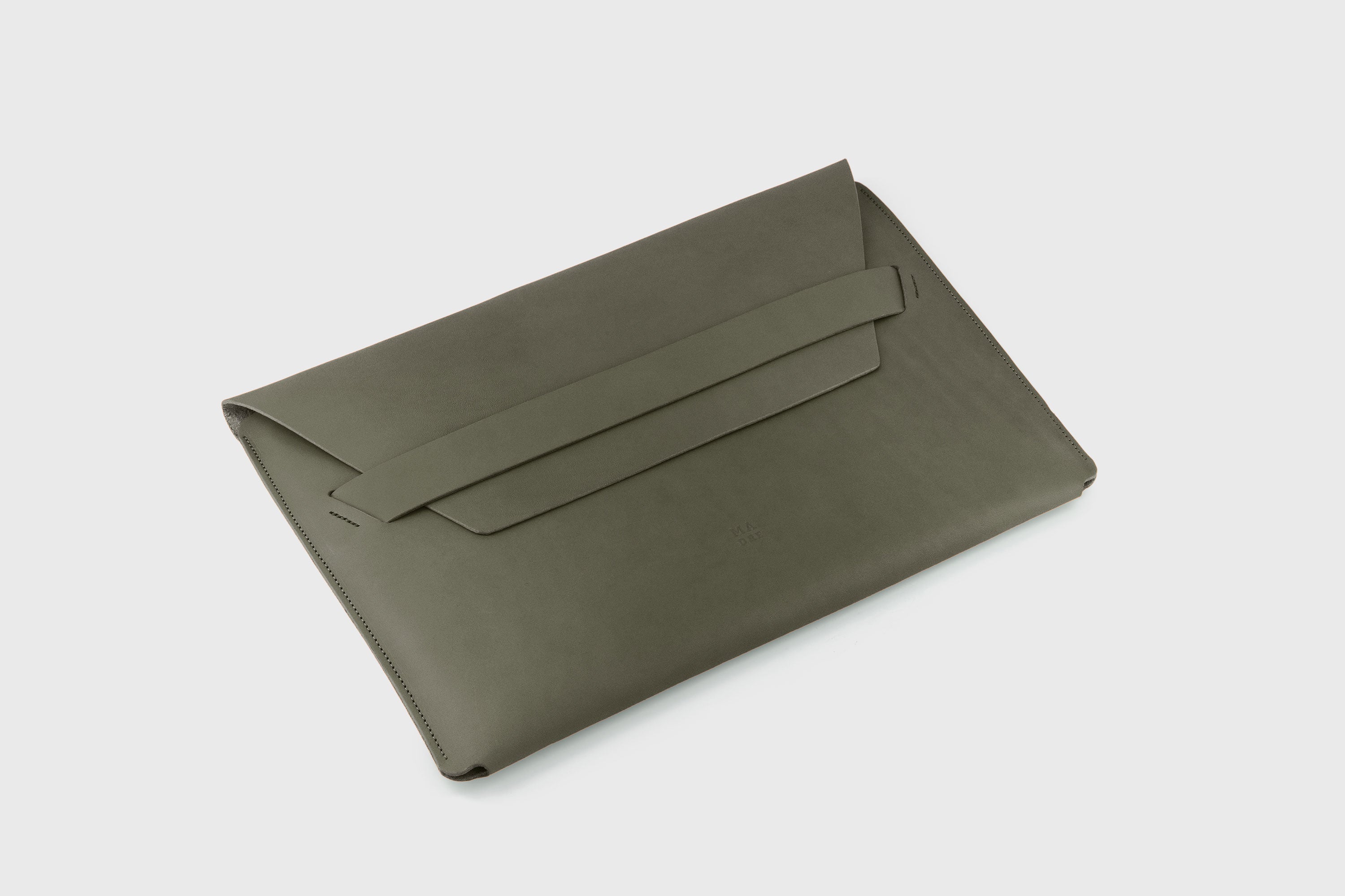 Leather Sleeve For MacBook Pro Air Olive Green Color Full Grain Vegetable Tanned Leather Modern Minimalist Design Premium Quality Protection Business Sleek Atelier Madre Manuel Dreesmann Barcelona Spain