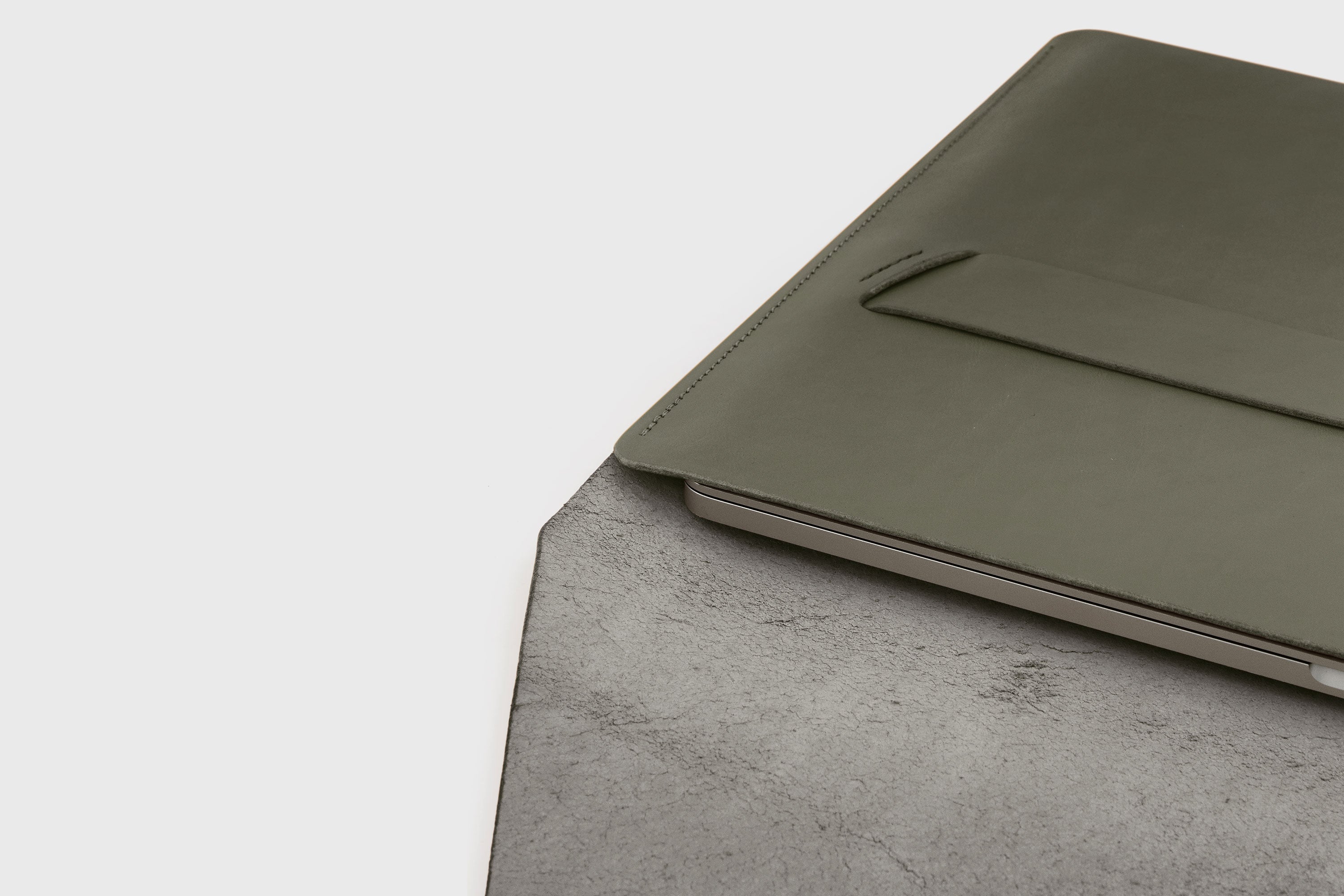 Leather Sleeve For MacBook Pro Air Olive Green Color Full Grain Vegetable Tanned Leather Modern Minimalist Design Premium Quality Protection Business Sleek Atelier Madre Manuel Dreesmann Barcelona Spain