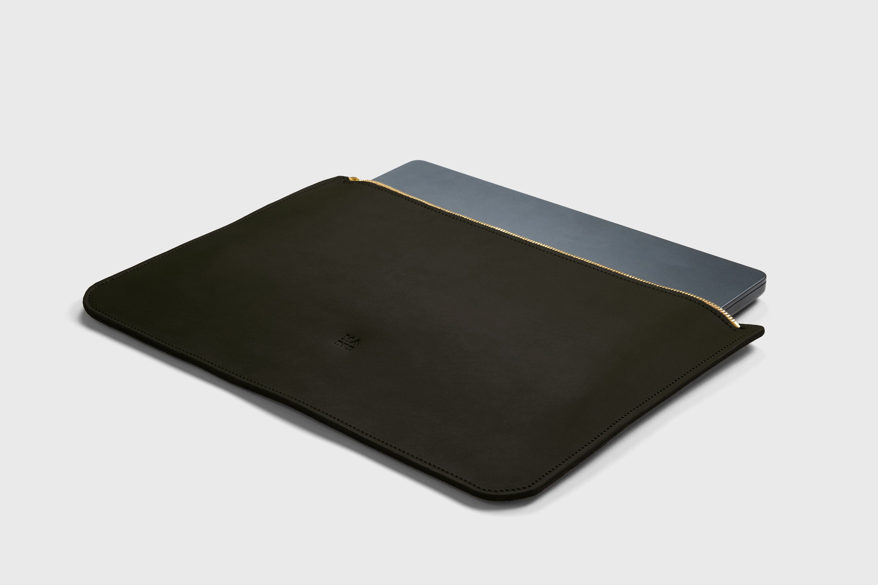 Leather Sleeve For MacBook Olive Green Color Zipper Closure Protection Business Modern Minimalist Design Handcrafted High Quality Full Grain Vegetable Tanned Leather Atelier Madre Manuel Dreesmann Barcelona Spain