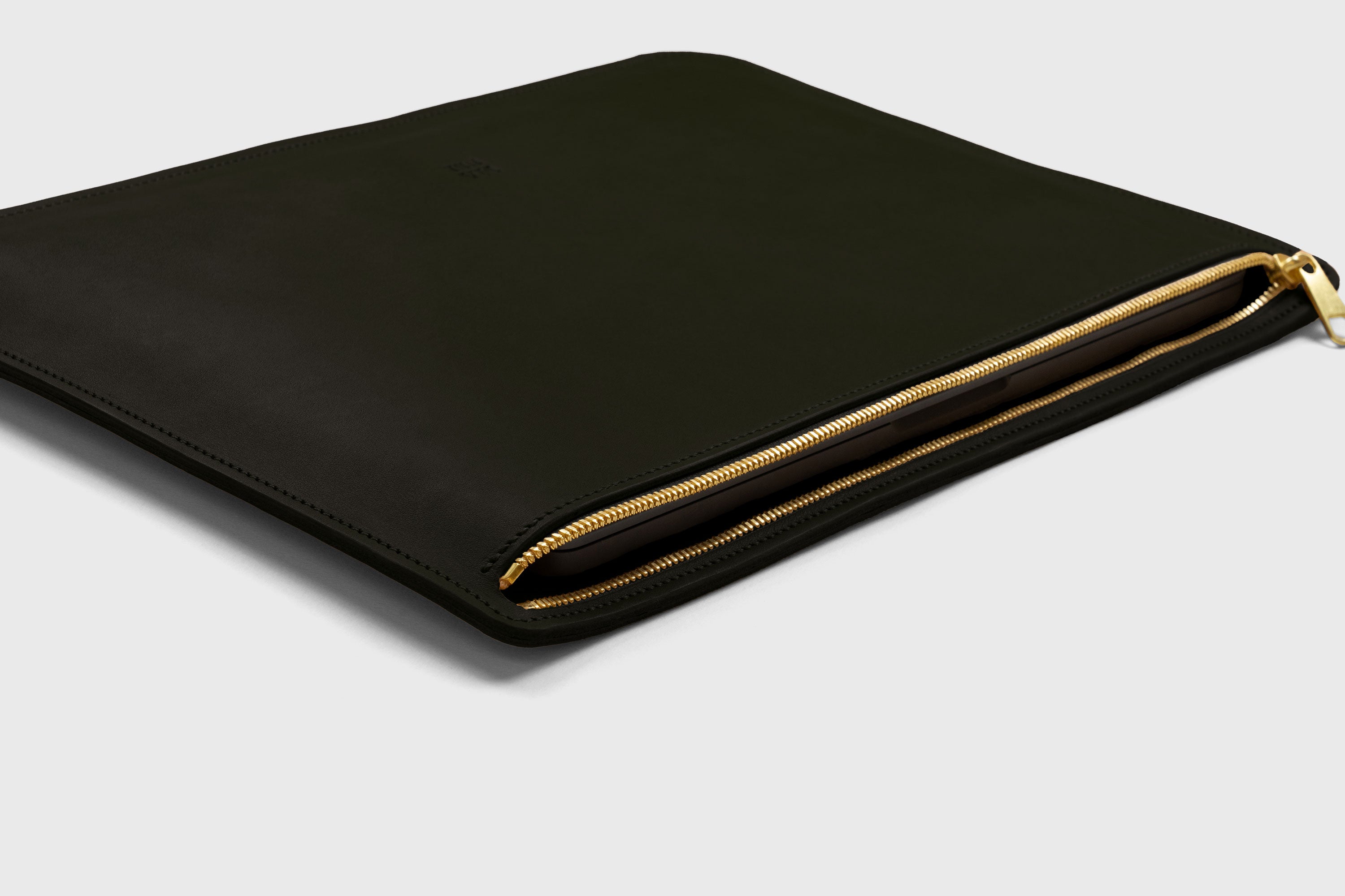 Leather Sleeve For MacBook Olive Green Color Zipper Closure Protection Business Modern Minimalist Design Handcrafted High Quality Full Grain Vegetable Tanned Leather Atelier Madre Manuel Dreesmann Barcelona Spain