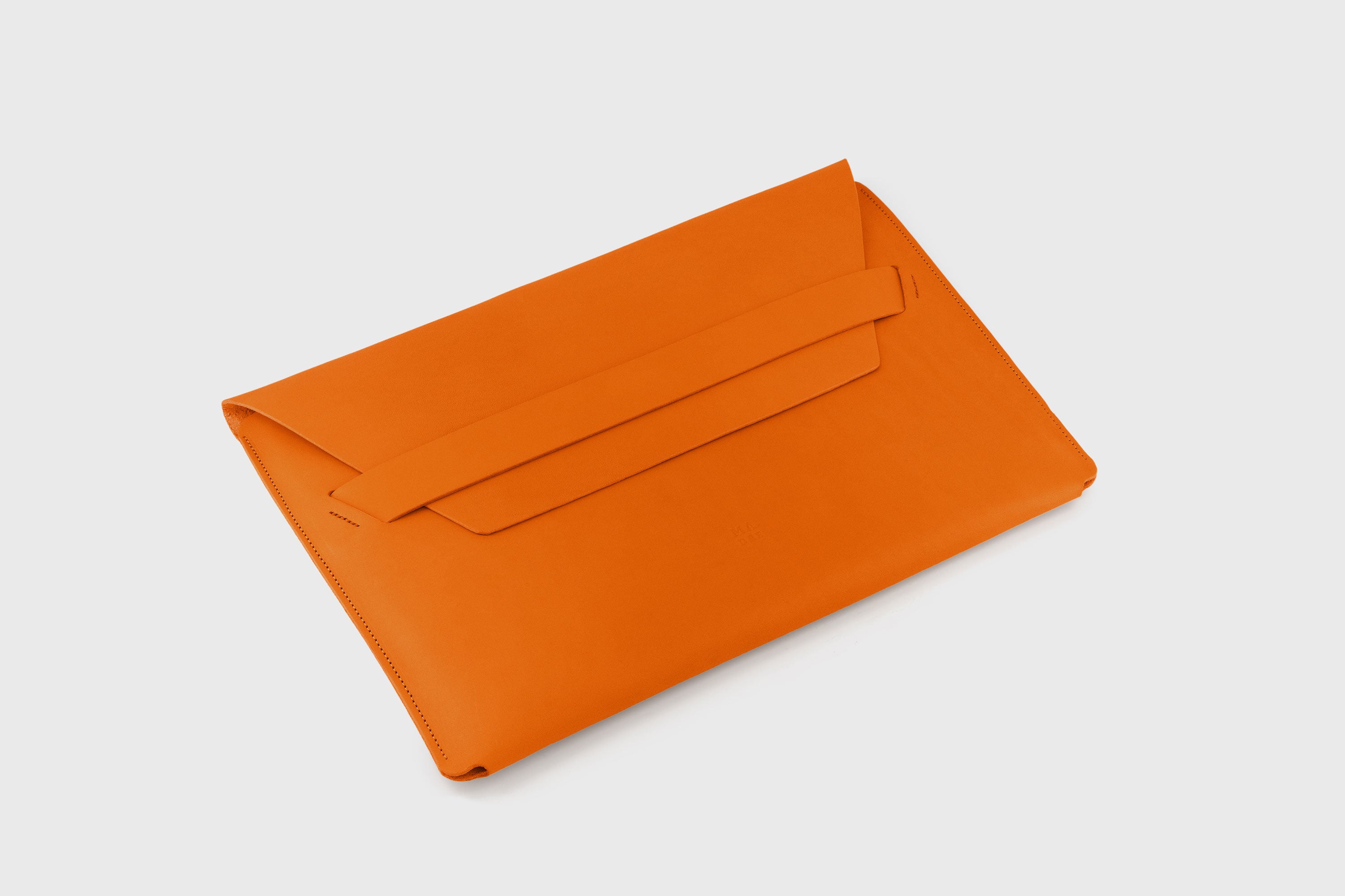 Leather Sleeve For MacBook Pro Air Orange Color Full Grain Vegetable Tanned Leather Modern Minimalist Design Premium Quality Protection Business Sleek Atelier Madre Manuel Dreesmann Barcelona Spain