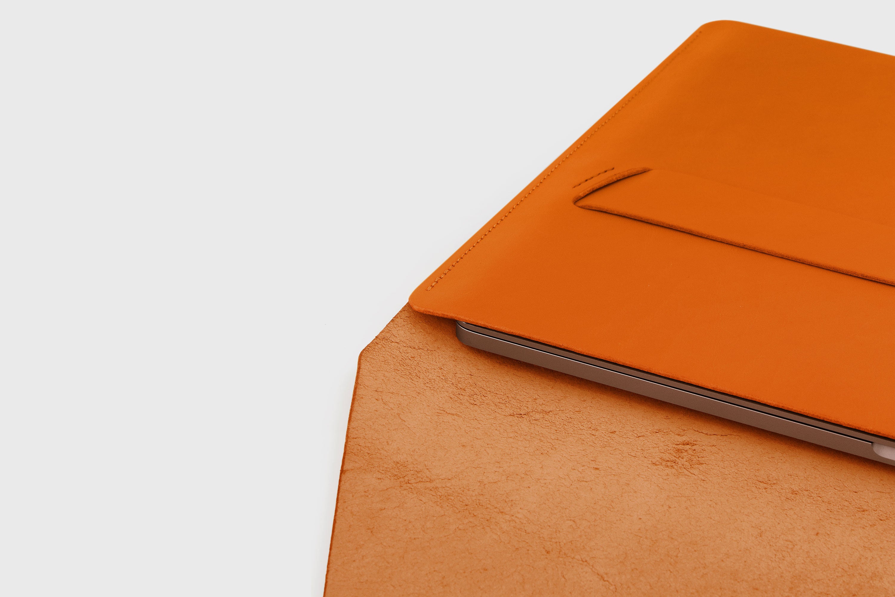 Leather Sleeve For MacBook Pro Air Orange Color Full Grain Vegetable Tanned Leather Modern Minimalist Design Premium Quality Protection Business Sleek Atelier Madre Manuel Dreesmann Barcelona Spain