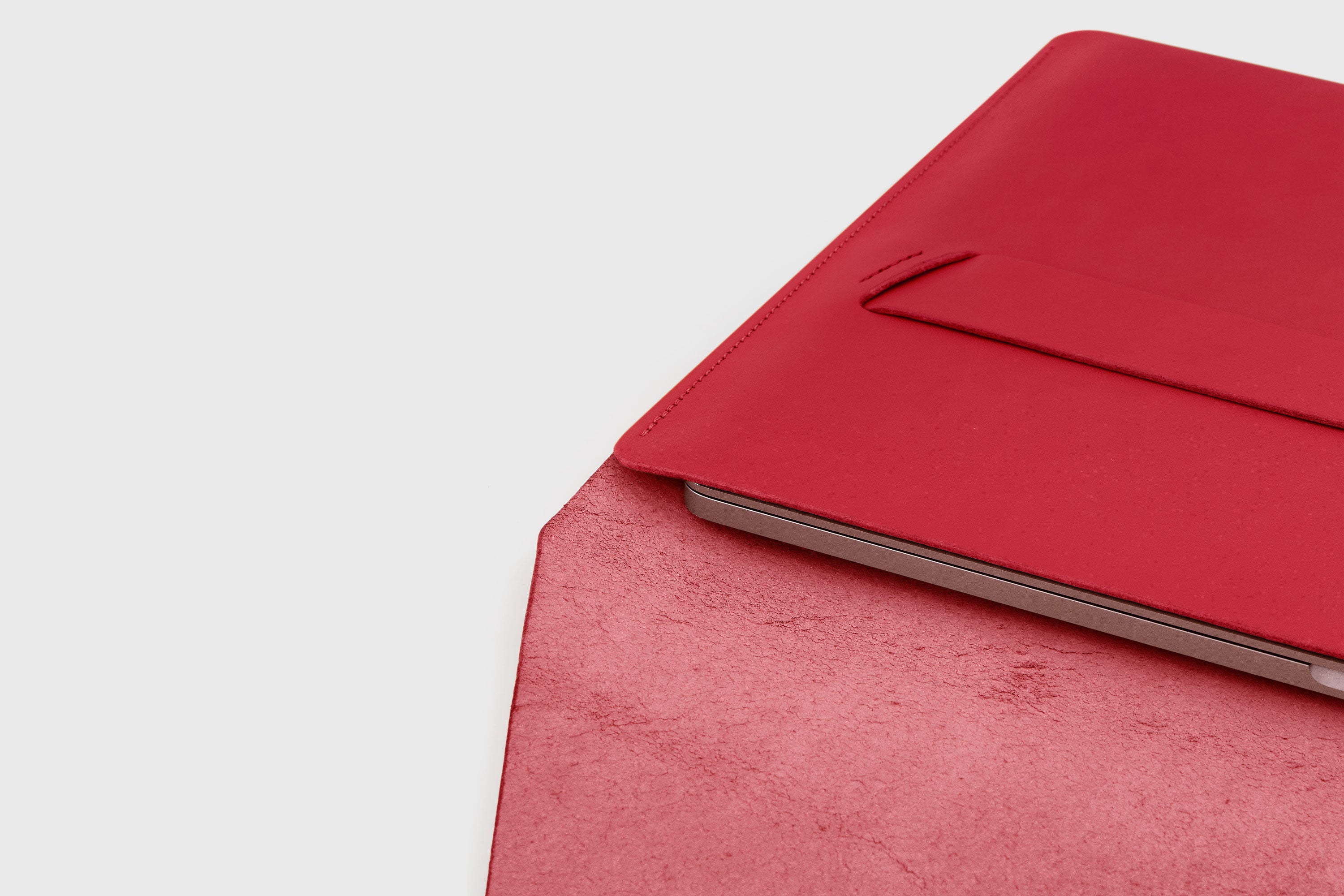 Leather Sleeve For MacBook Pro Air Red Color Full Grain Vegetable Tanned Leather Modern Minimalist Design Premium Quality Protection Business Sleek Atelier Madre Manuel Dreesmann Barcelona Spain