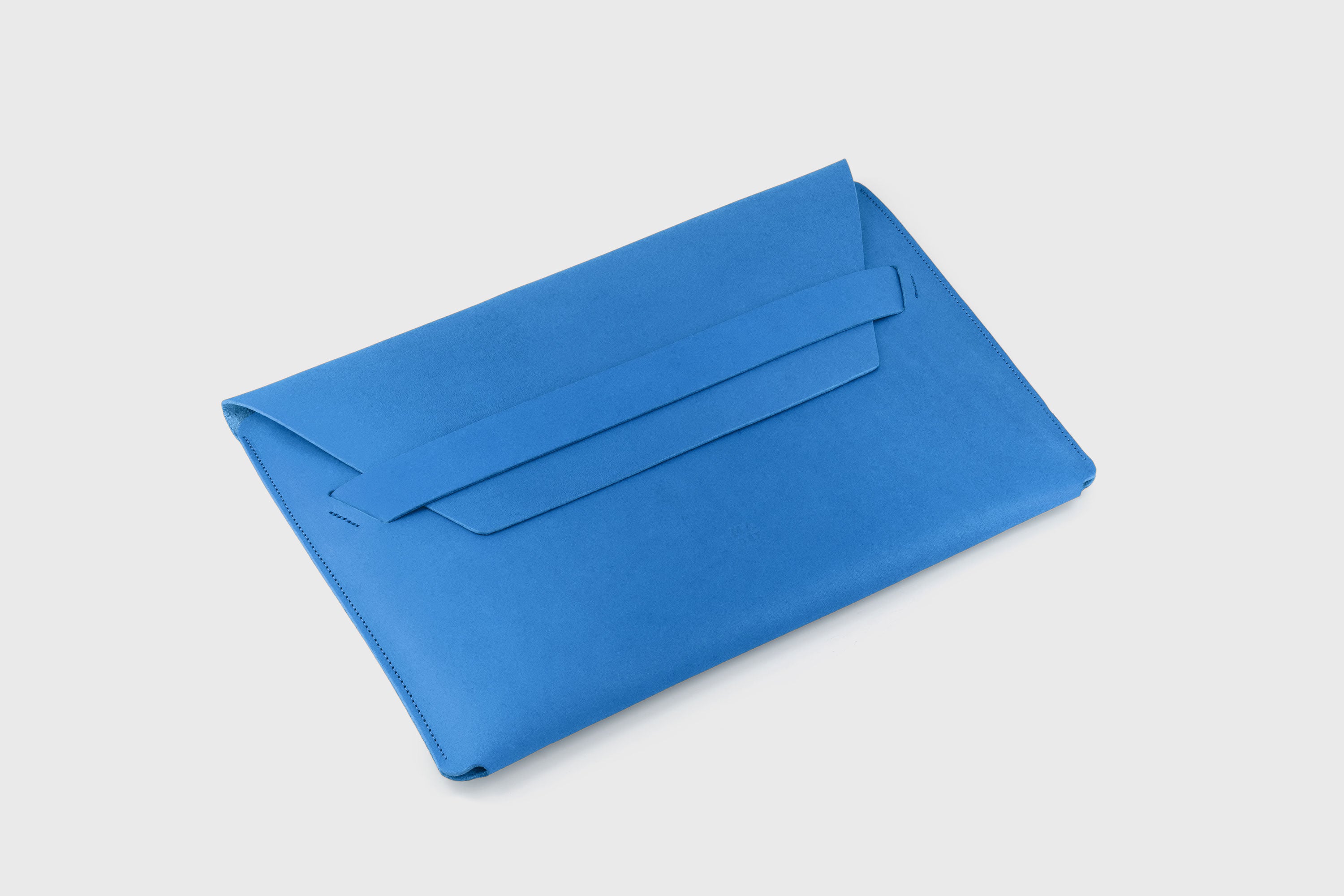 Leather Sleeve For MacBook Pro Air Royal Blue Color Full Grain Vegetable Tanned Leather Modern Minimalist Design Premium Quality Protection Business Sleek Atelier Madre Manuel Dreesmann Barcelona Spain