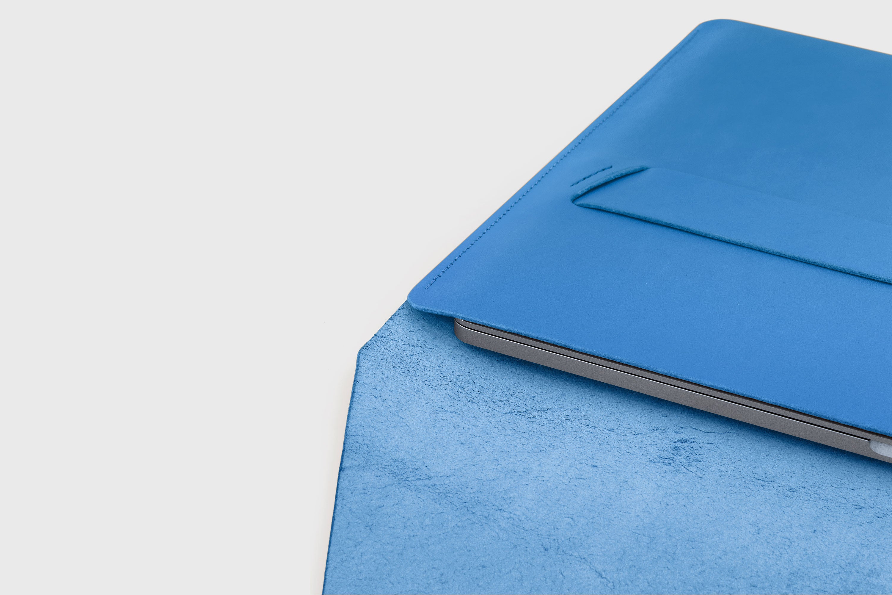 Leather Sleeve For MacBook Pro Air Royal Blue Color Full Grain Vegetable Tanned Leather Modern Minimalist Design Premium Quality Protection Business Sleek Atelier Madre Manuel Dreesmann Barcelona Spain