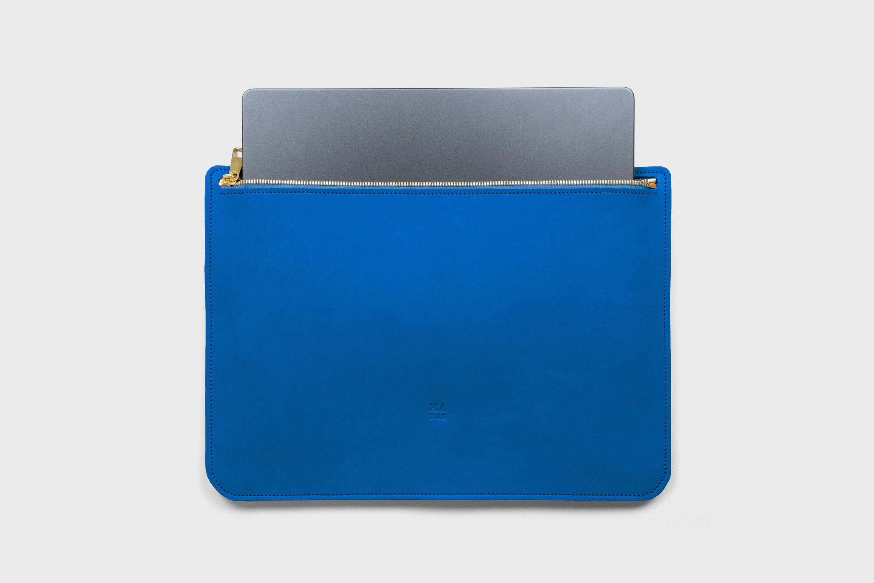 Leather Sleeve For MacBook Royal Blue Color Zipper Closure Protection Business Modern Minimalist Design Handcrafted High Quality Full Grain Vegetable Tanned Leather Atelier Madre Manuel Dreesmann Barcelona Spain