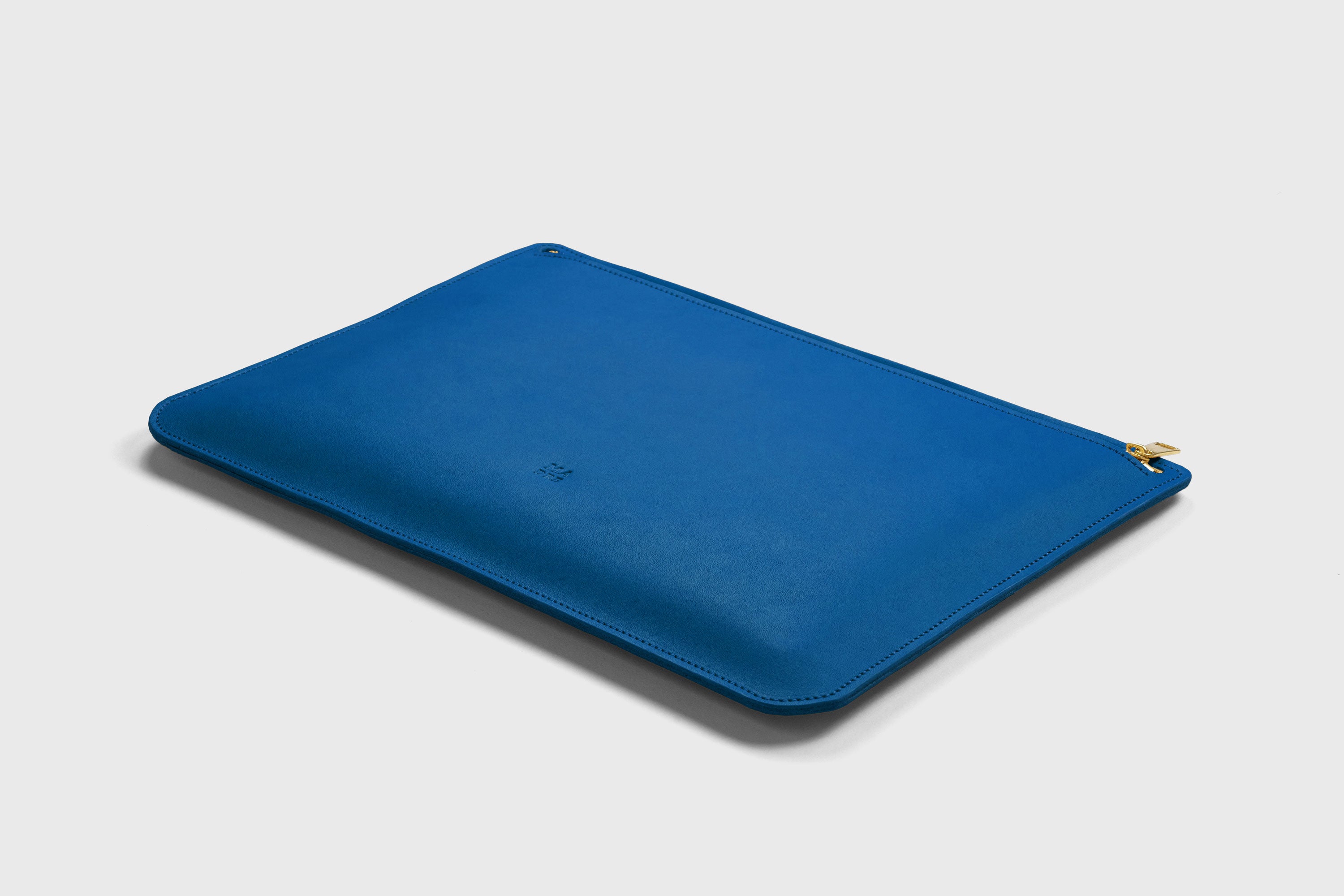 Leather Sleeve For MacBook Royal Blue Color Zipper Closure Protection Business Modern Minimalist Design Handcrafted High Quality Full Grain Vegetable Tanned Leather Atelier Madre Manuel Dreesmann Barcelona Spain