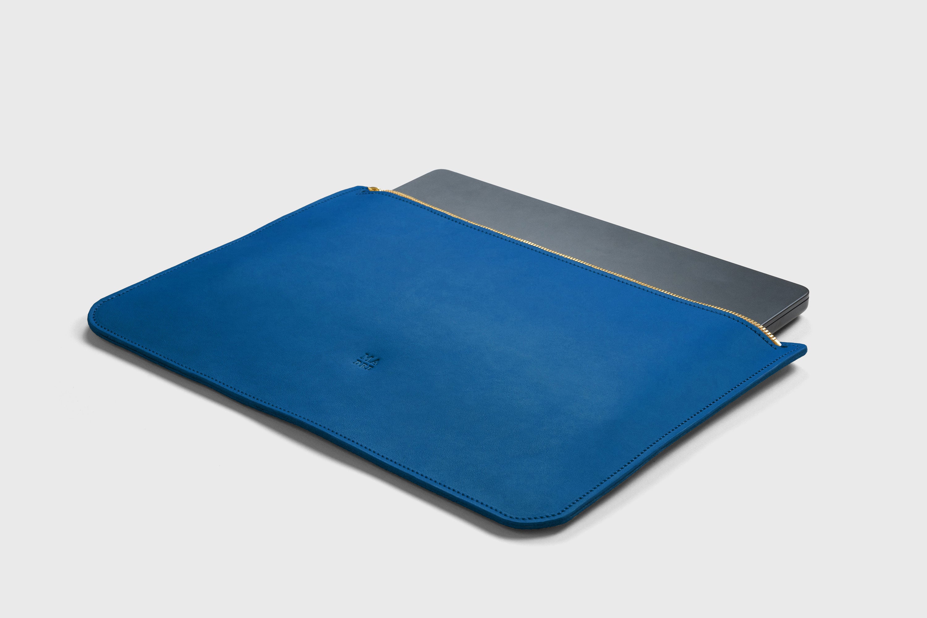 Leather Sleeve For MacBook Royal Blue Color Zipper Closure Protection Business Modern Minimalist Design Handcrafted High Quality Full Grain Vegetable Tanned Leather Atelier Madre Manuel Dreesmann Barcelona Spain