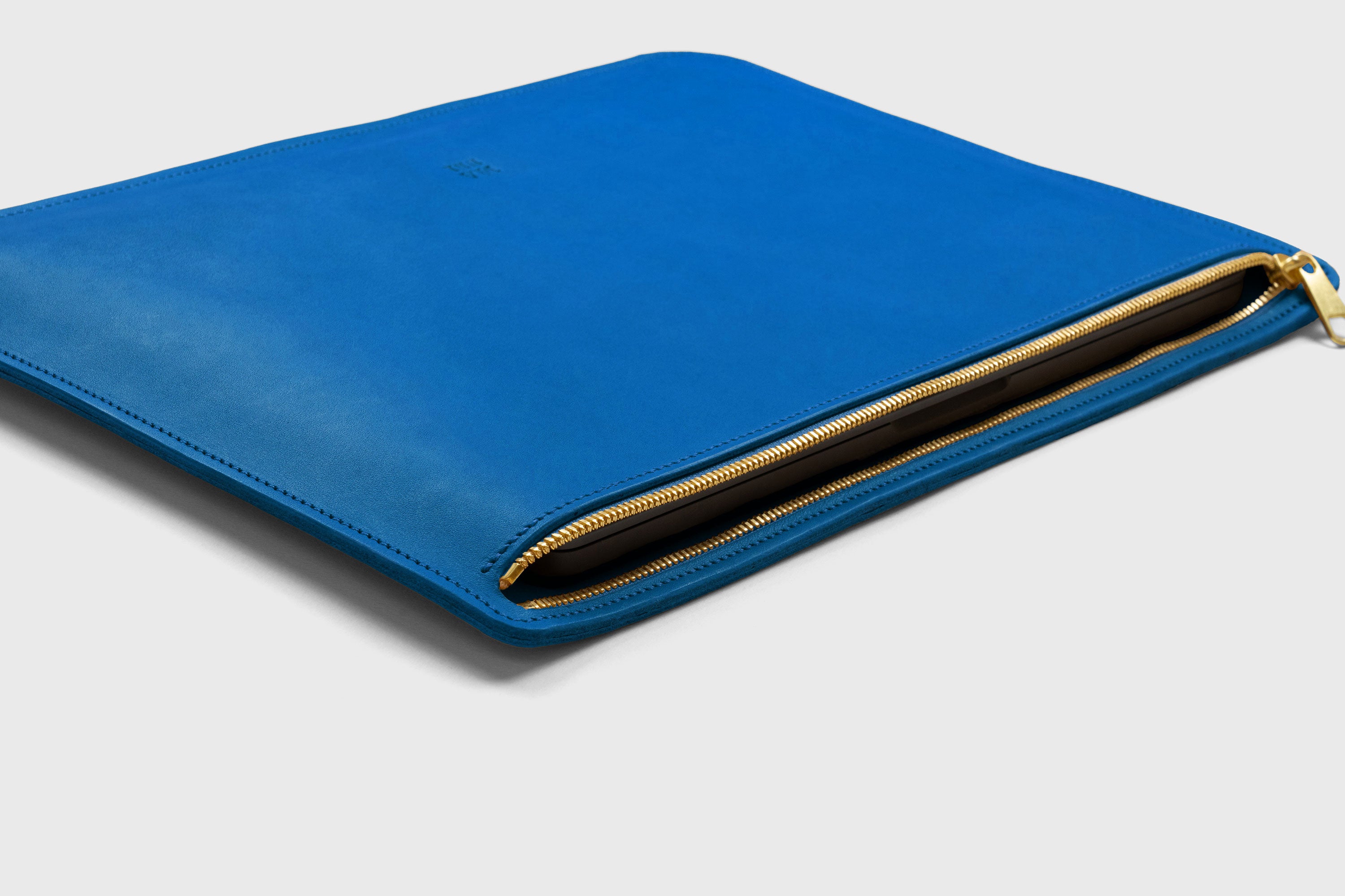Leather Sleeve For MacBook Royal Blue Color Zipper Closure Protection Business Modern Minimalist Design Handcrafted High Quality Full Grain Vegetable Tanned Leather Atelier Madre Manuel Dreesmann Barcelona Spain