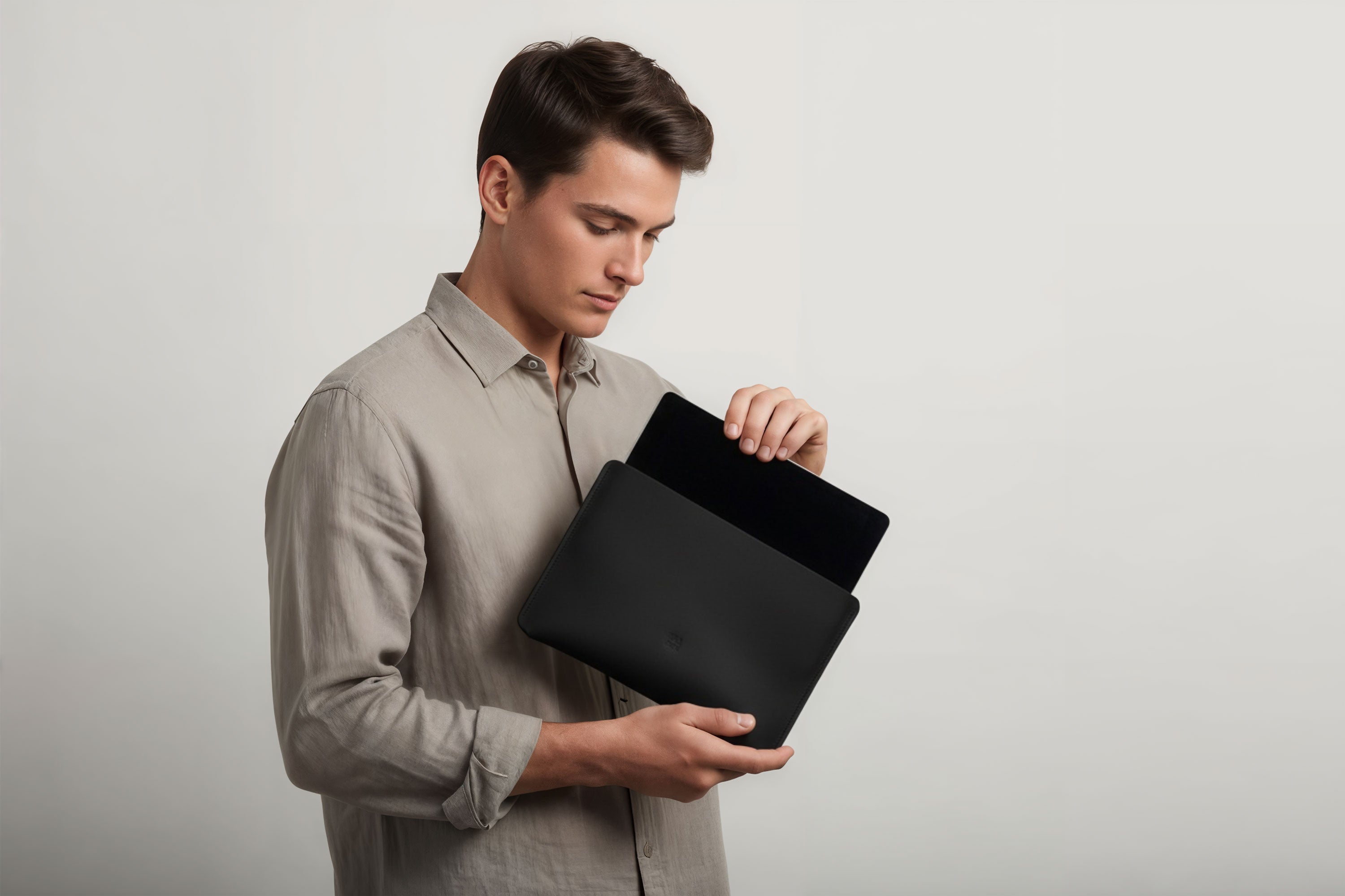 Leather Sleeve for iPad Leather Horizontal Black On Model Minimal Design Atelier Madre Manuel Dreesmann Barcelona