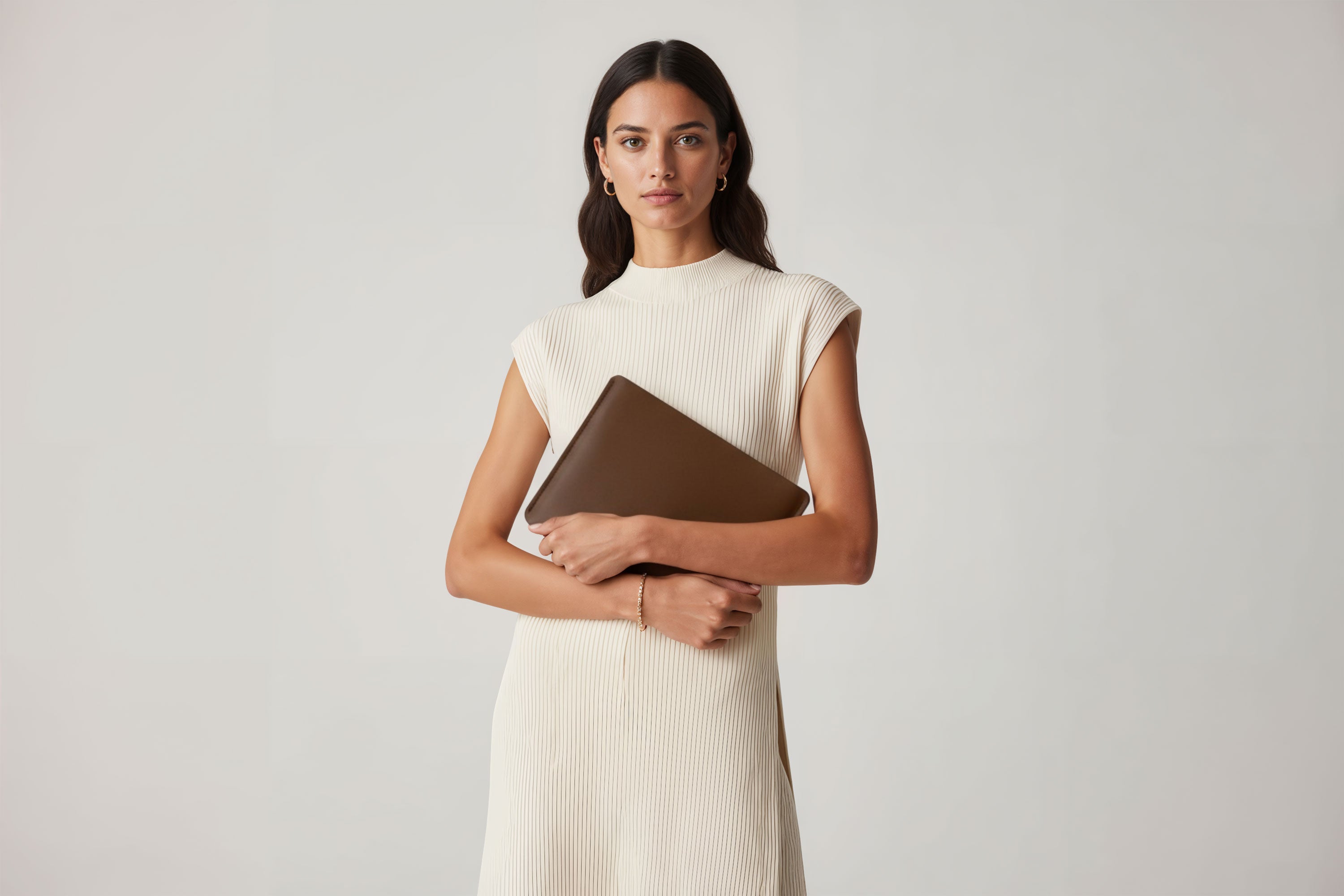 Leather Sleeve for iPad Leather Horizontal Dark Brown On Model Minimal Design Atelier Madre Manuel Dreesmann Barcelona