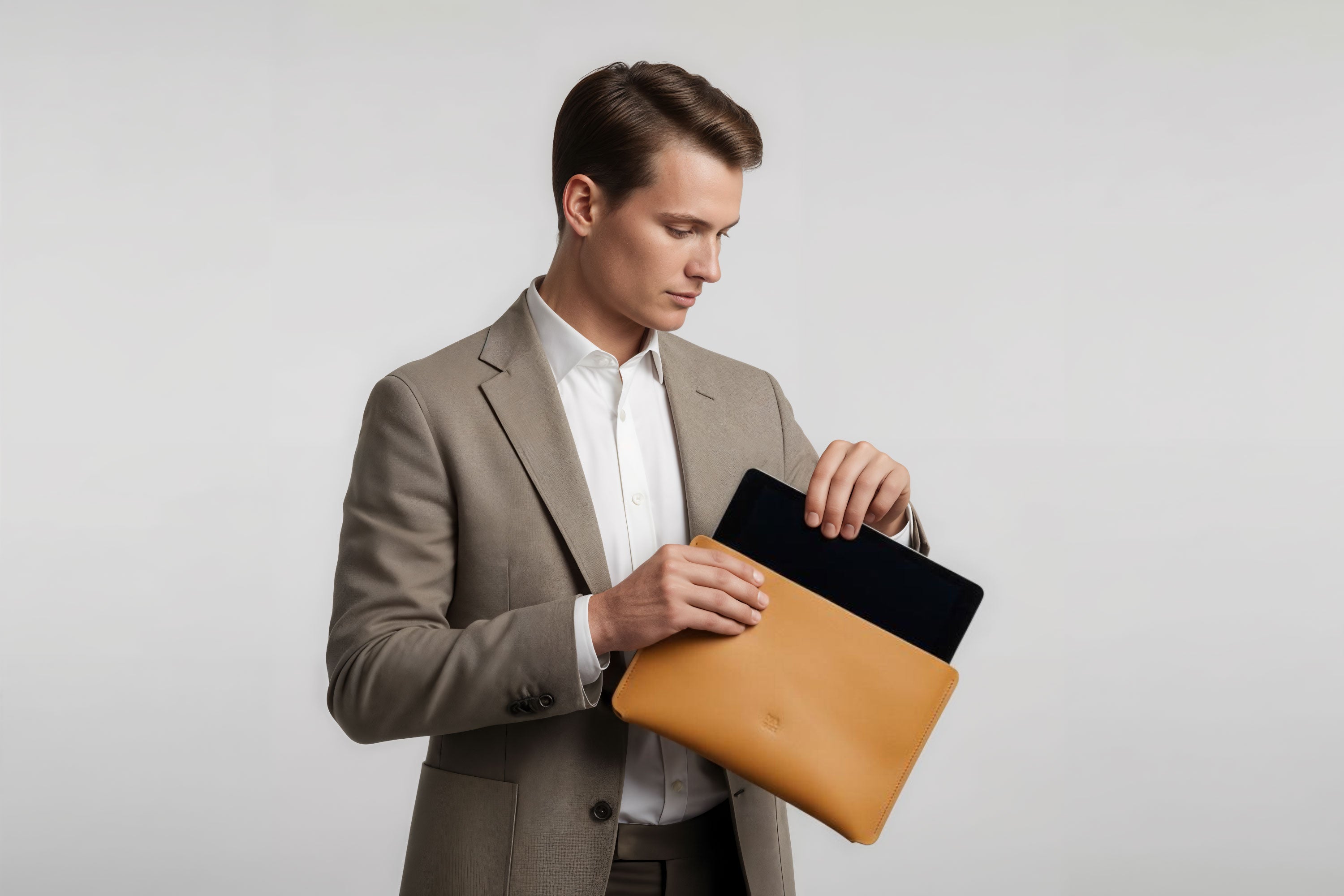 Leather Sleeve for iPad Leather Horizontal Brown On Model Minimal Design Atelier Madre Manuel Dreesmann Barcelona