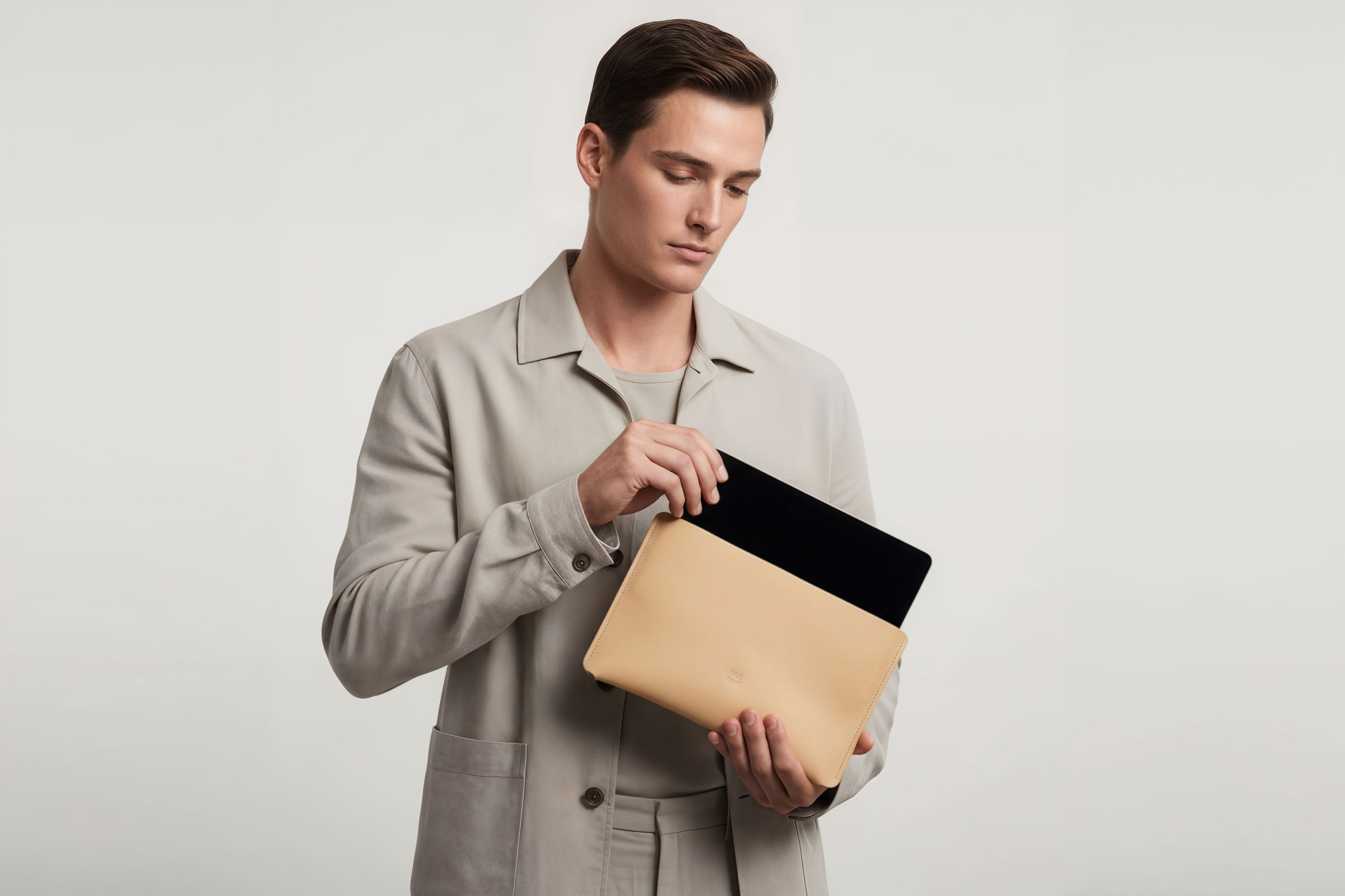 Leather Sleeve for iPad Leather Horizontal Natural Colour On Model Minimal Design Atelier Madre Manuel Dreesmann Barcelona