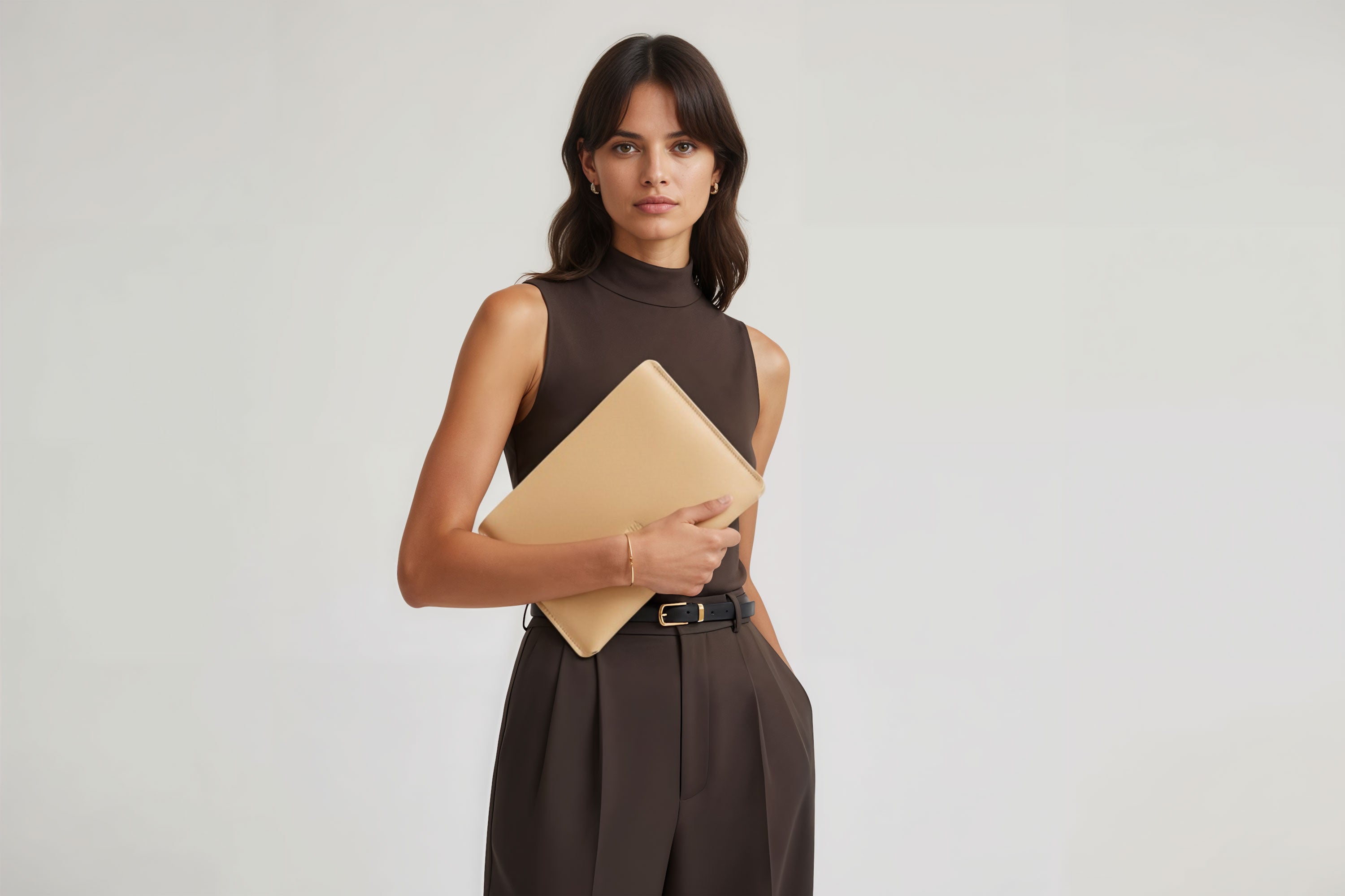 Leather Sleeve for iPad Leather Horizontal Natural Colour On Model Minimal Design Atelier Madre Manuel Dreesmann Barcelona