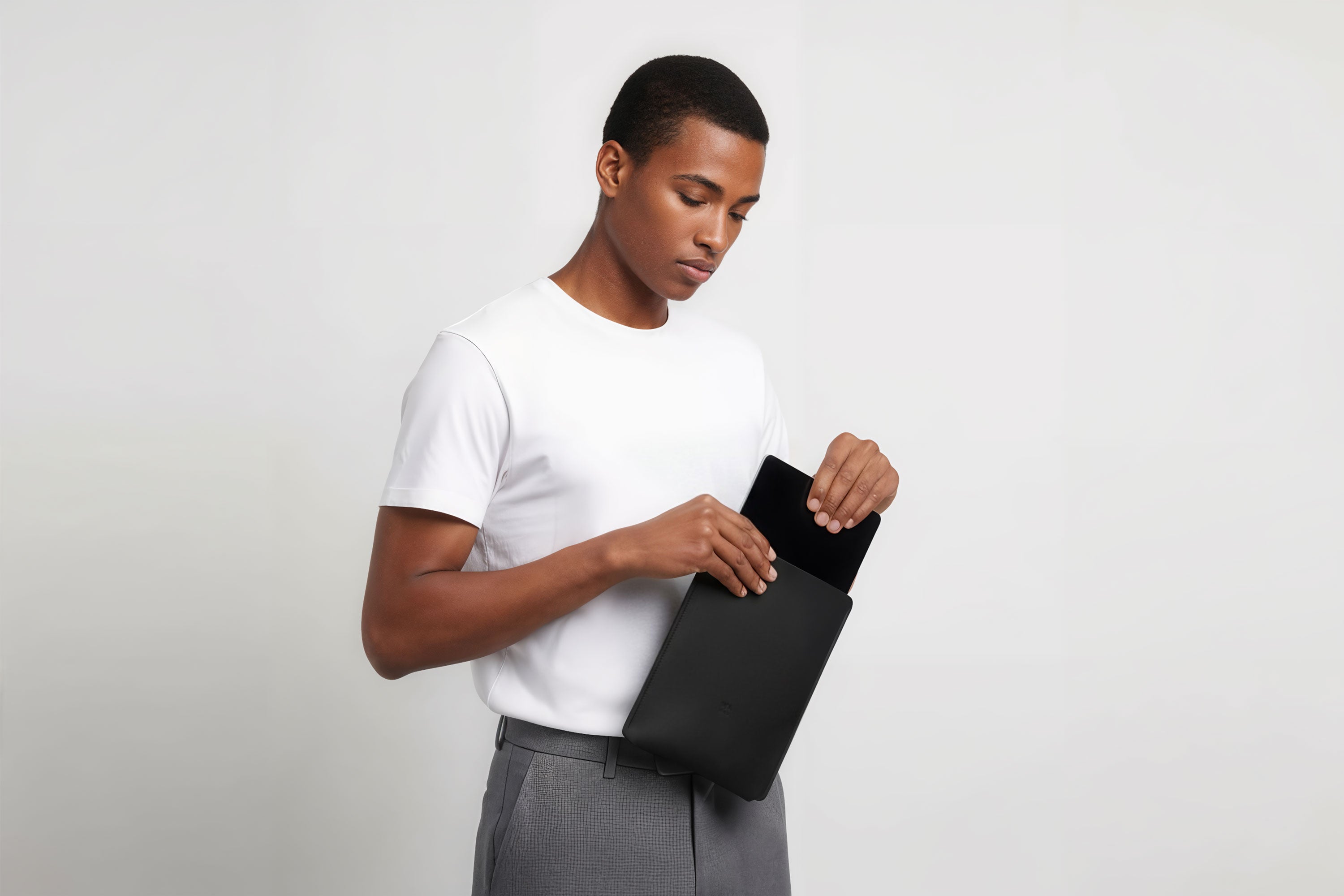 Leather Sleeve for iPad Leather Vertical Black On Model Minimal Design Atelier Madre Manuel Dreesmann Barcelona