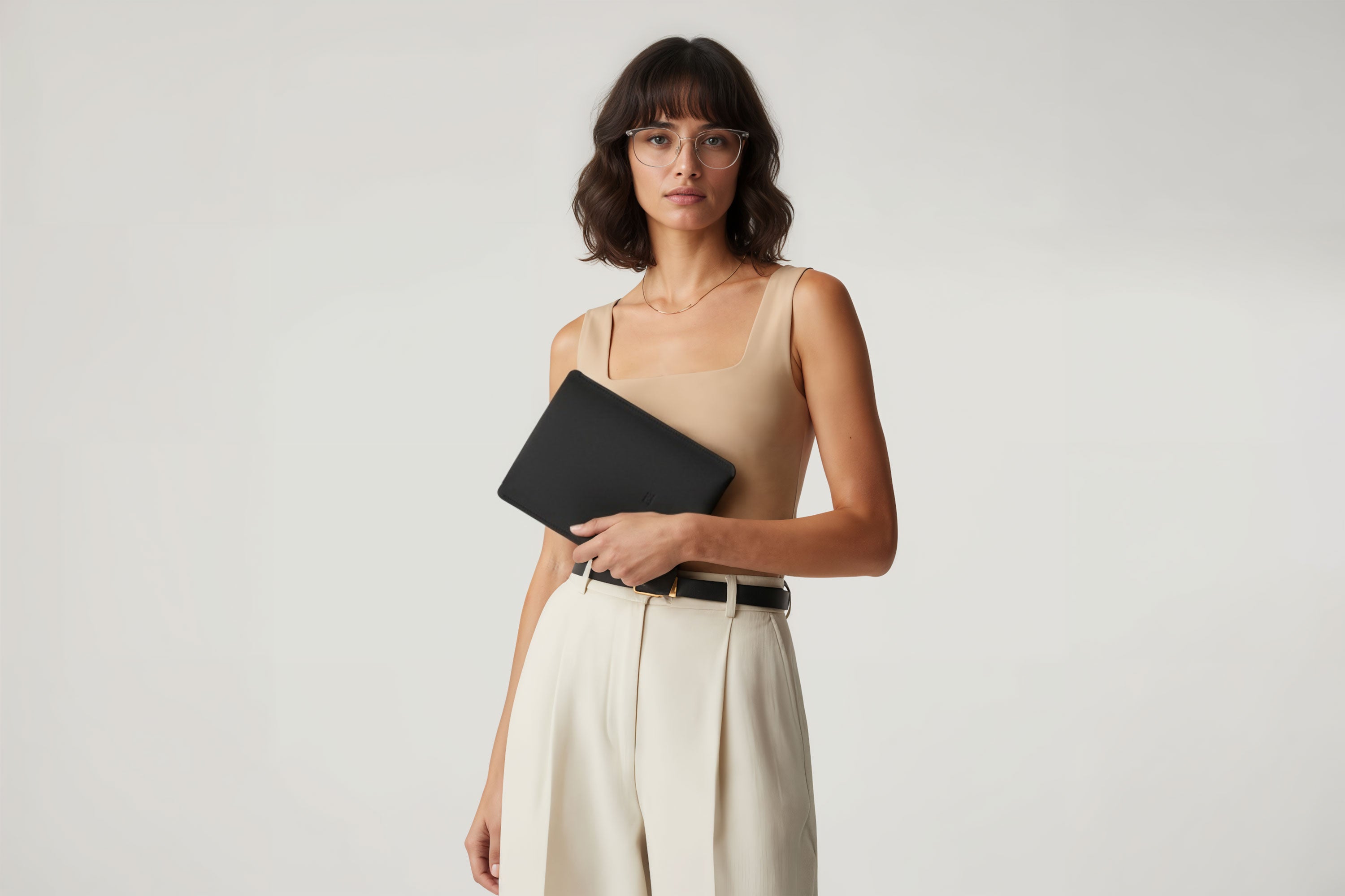 Leather Sleeve for iPad Leather Vertical Black On Model Minimal Design Atelier Madre Manuel Dreesmann Barcelona