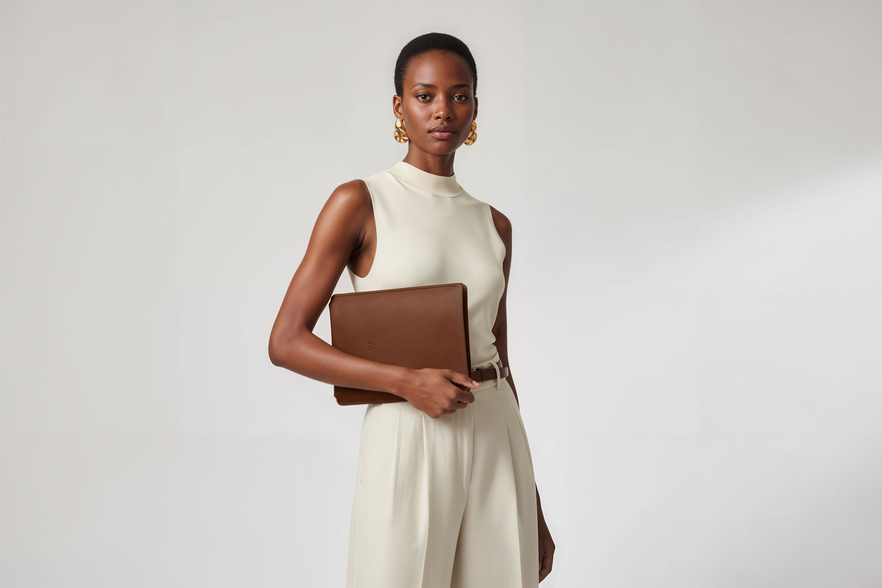 Leather Sleeve for iPad Leather Vertical Dark Brown On Model Minimal Design Atelier Madre Manuel Dreesmann Barcelona