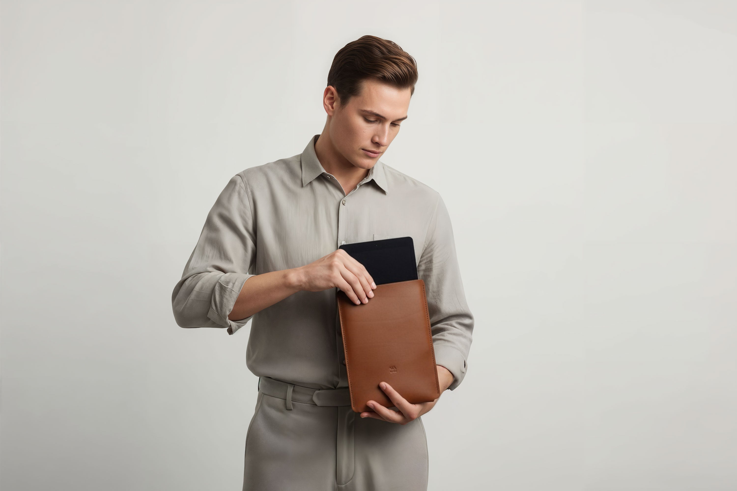 Leather Sleeve for iPad Leather Vertical Dark Brown On Model Minimal Design Atelier Madre Manuel Dreesmann Barcelona