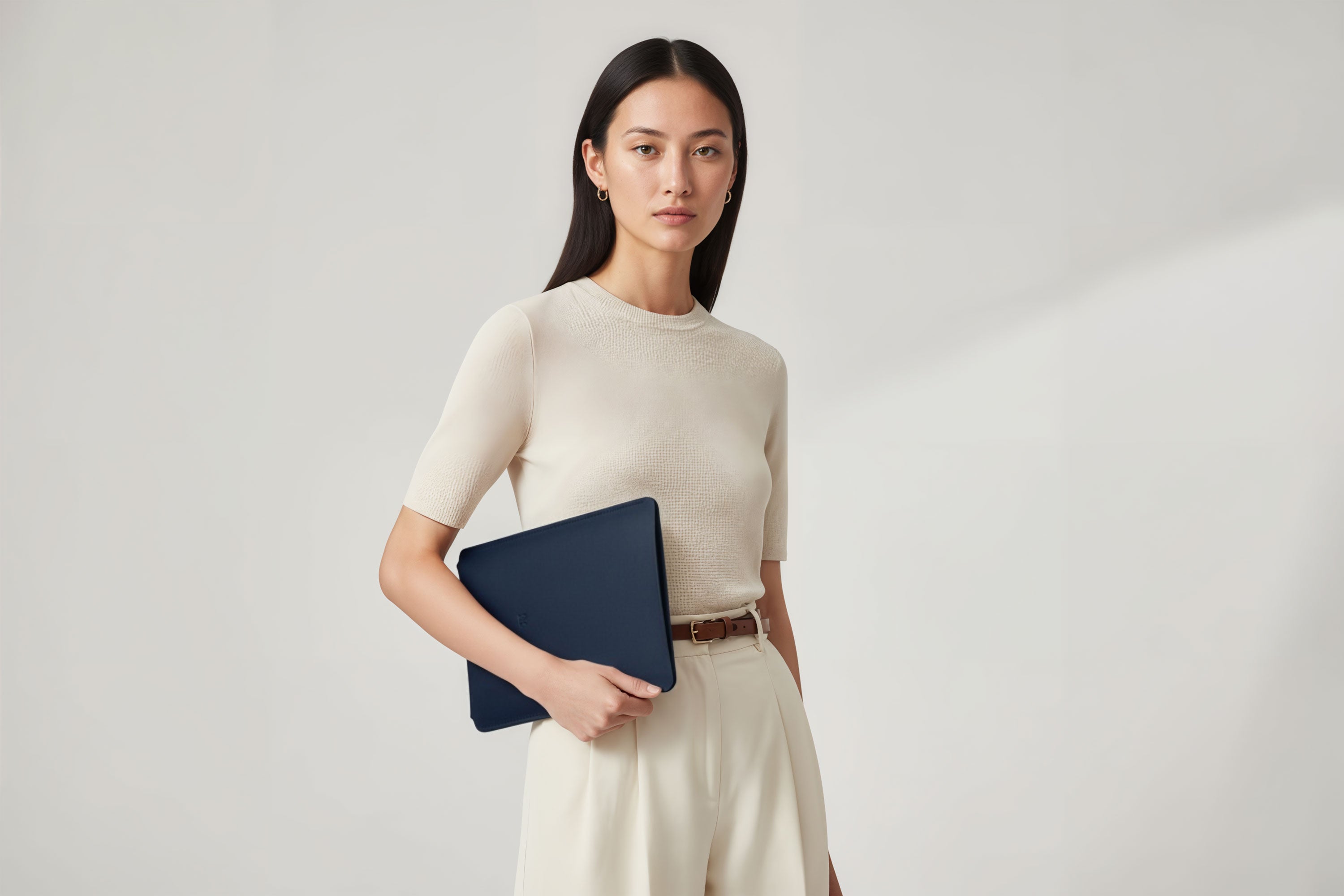 Leather Sleeve for iPad Leather Vertical Marine Blue On Model Minimal Design Atelier Madre Manuel Dreesmann Barcelona