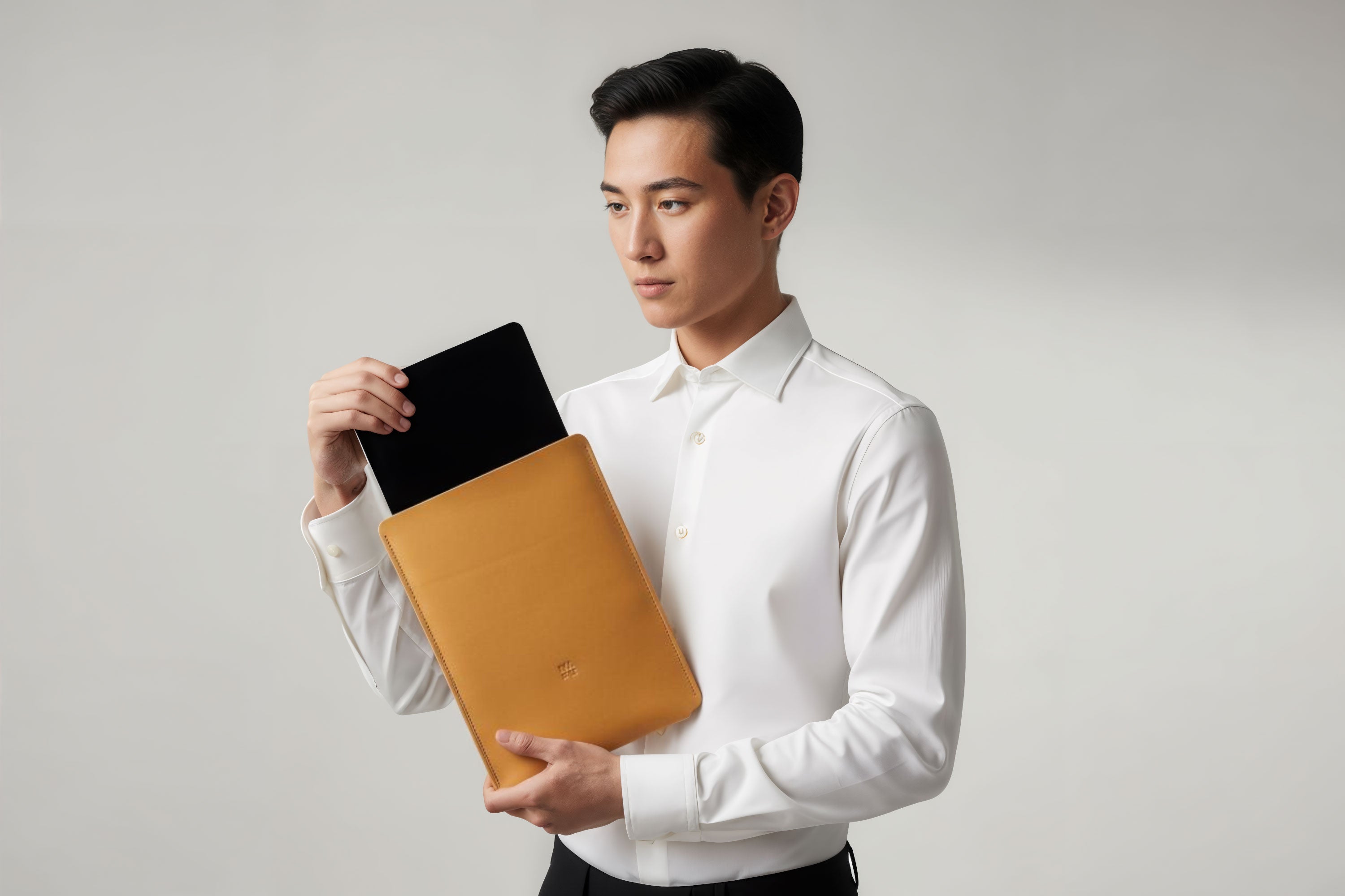Leather Sleeve for iPad Leather Vertical Brown On Model Minimal Design Atelier Madre Manuel Dreesmann Barcelona