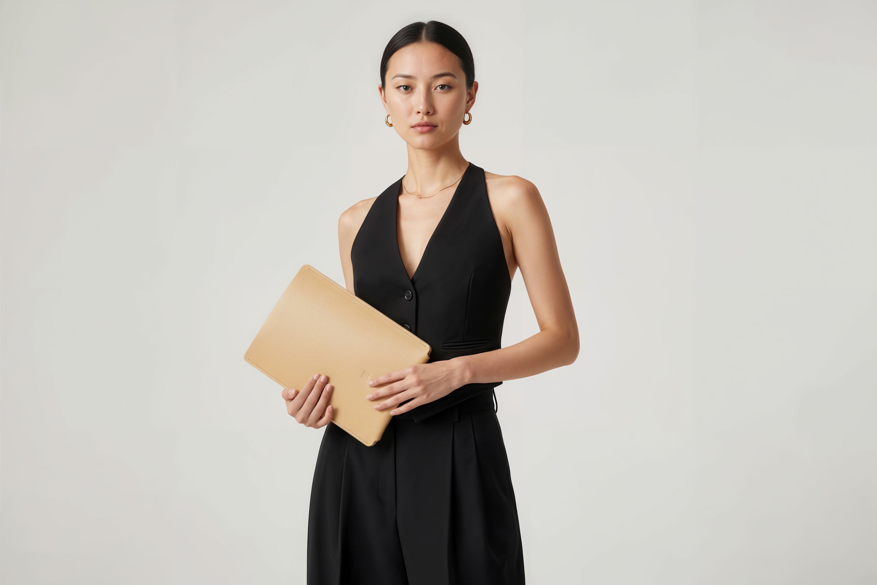 Leather Sleeve for iPad Leather Vertical Natural Colour On Model Minimal Design Atelier Madre Manuel Dreesmann Barcelona